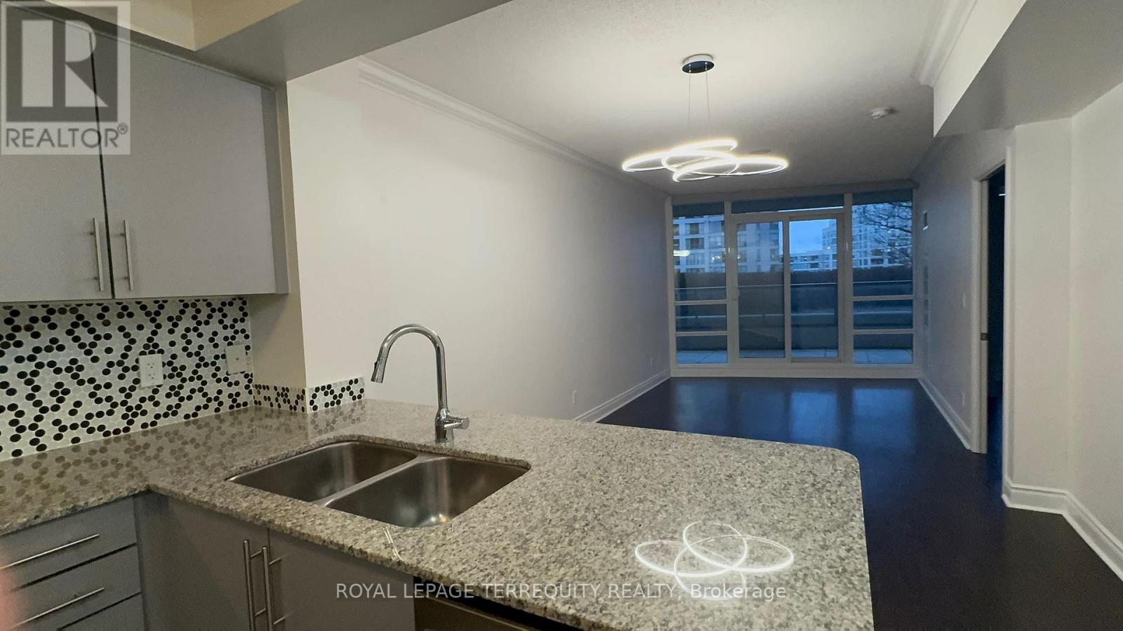 401 - 2240 Lake Shore Boulevard W, Toronto, Ontario  M8V 0B1 - Photo 6 - W12647112