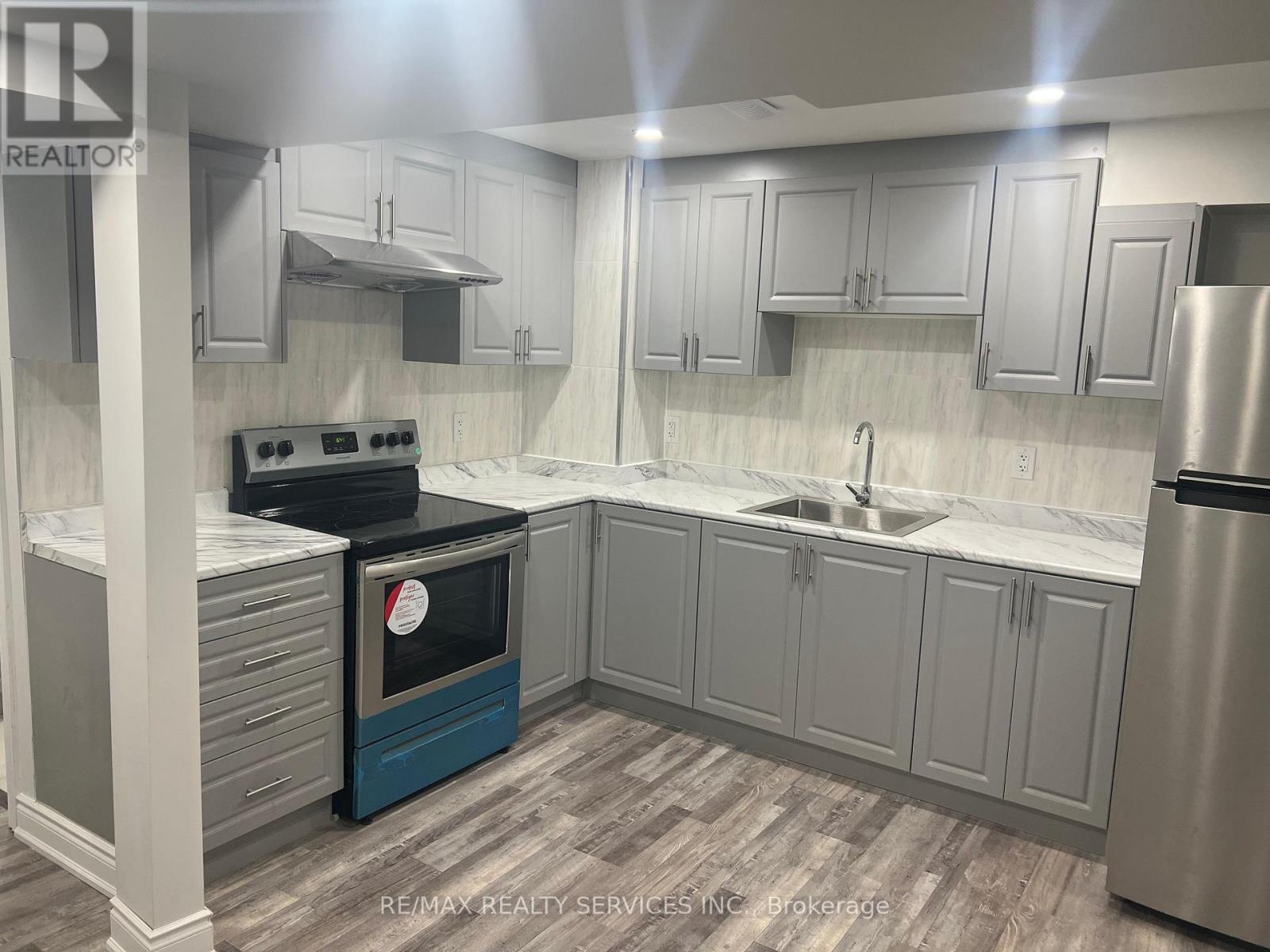 59 Sugarberry Drive, Brampton, Ontario  L5R 3K7 - Photo 4 - W12647126