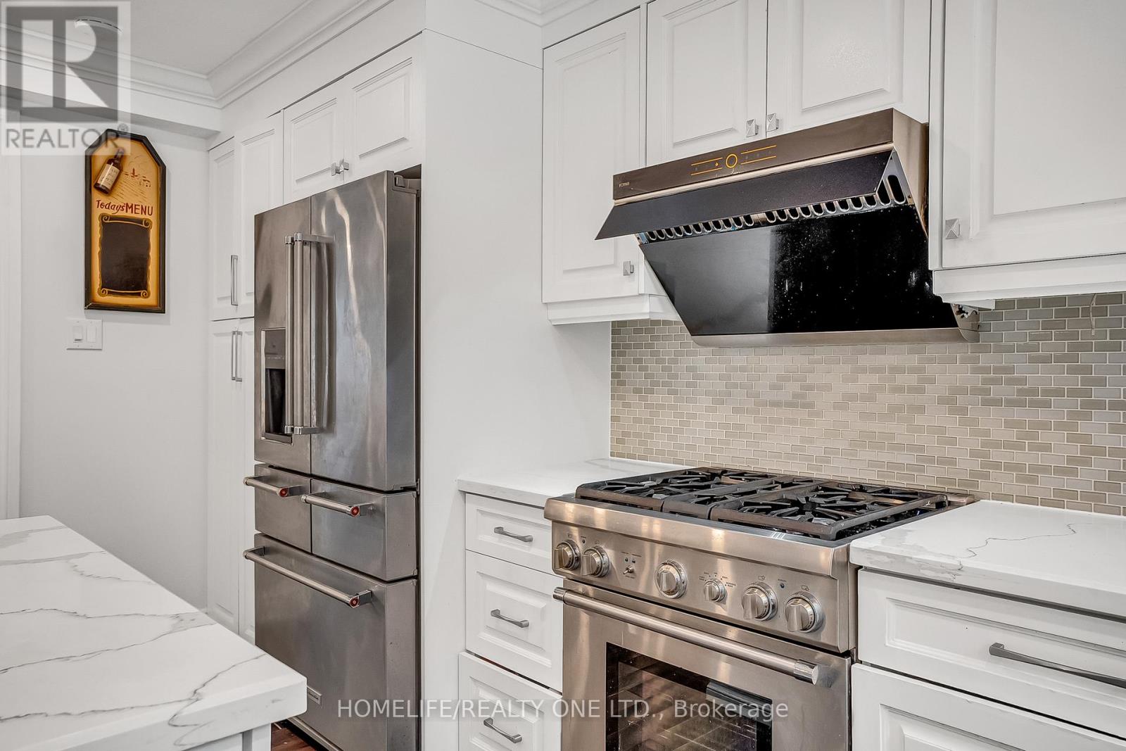 31 Bearwood Drive, Toronto, Ontario  M9A 4G5 - Photo 15 - W12647148