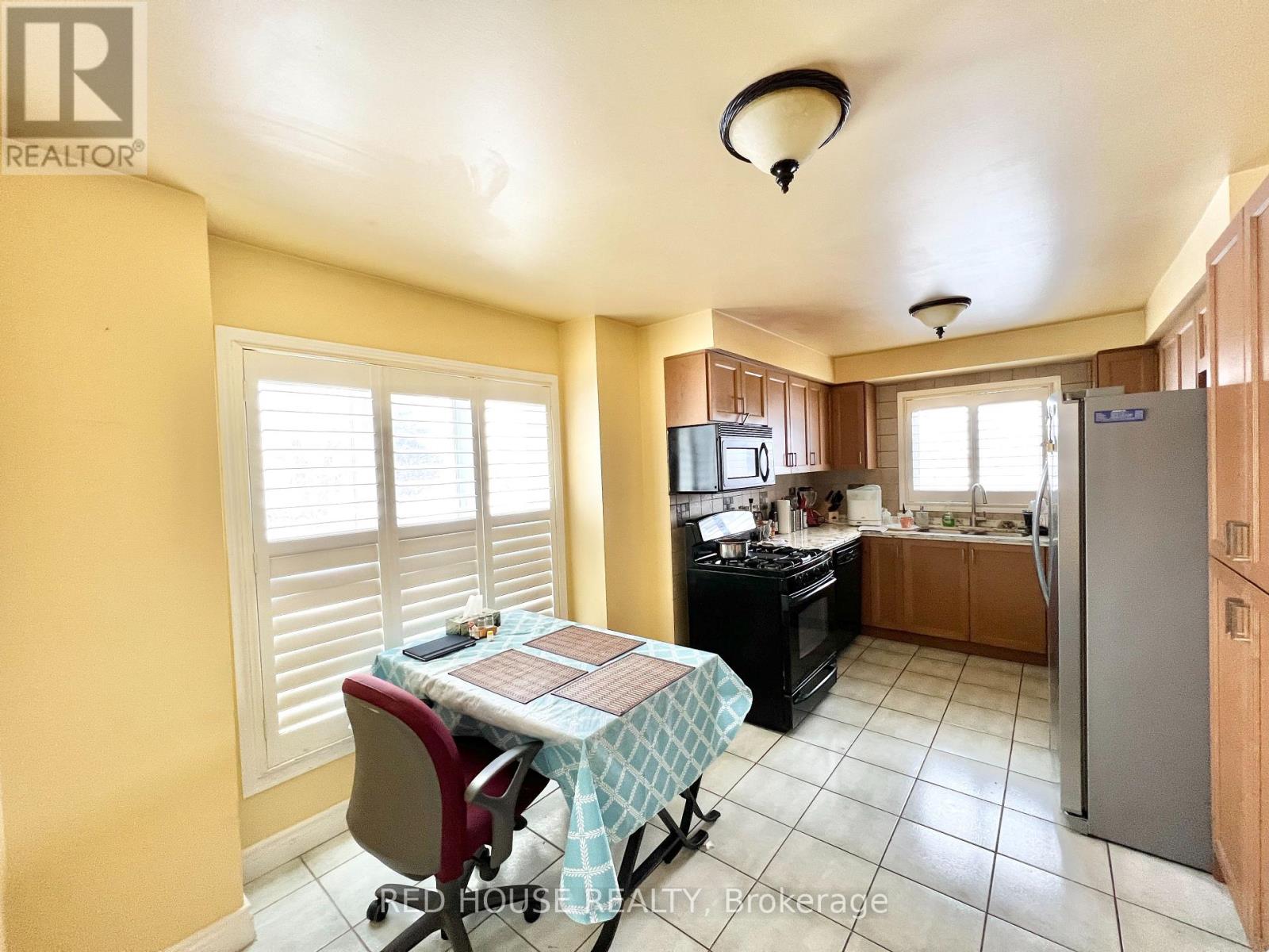 2 Palmolive Street, Brampton, Ontario  L6R 1P4 - Photo 4 - W12647164