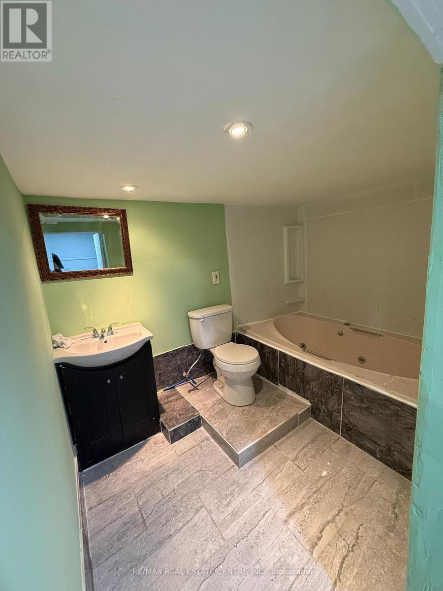 125 Davis Street, Thorold, Ontario  L2V 1E6 - Photo 3 - X12647154