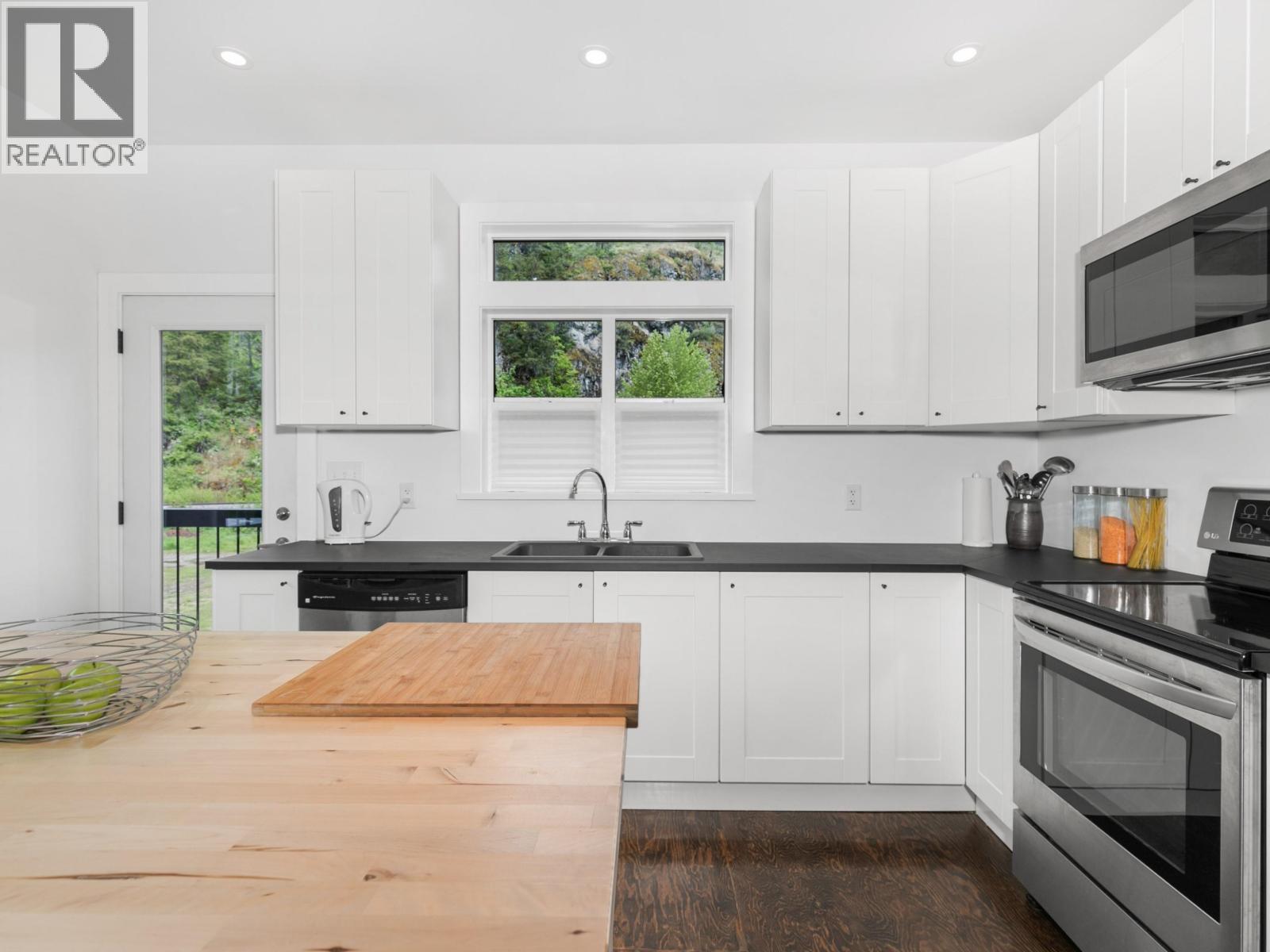 1926 Stonecutter Place, Pemberton, British Columbia  V0N 2L0 - Photo 3 - R3074777