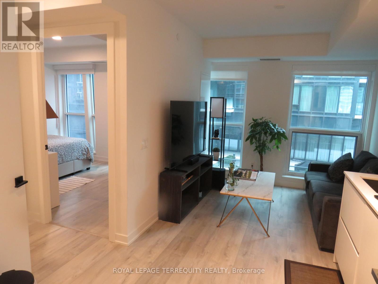 805 - 327 King Street W, Toronto, Ontario  M5V 0W7 - Photo 2 - C12647180