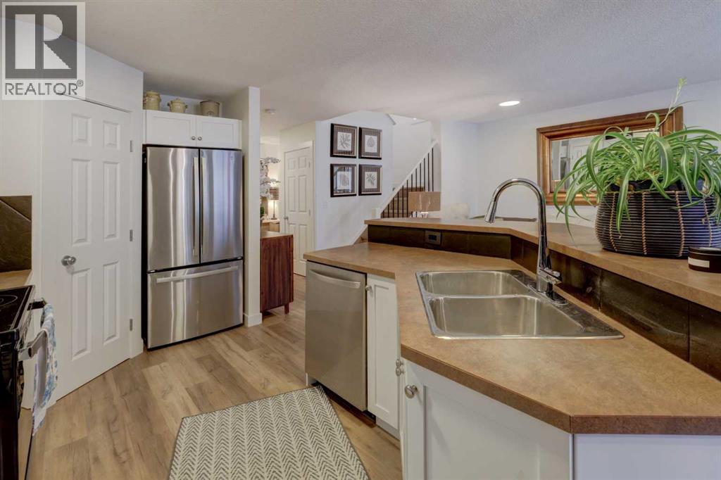 90 Royal Crest Point Nw, Calgary, Alberta  T3G 5W5 - Photo 6 - A2269357