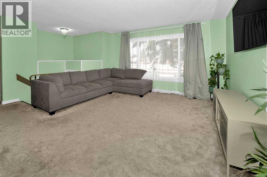 1059 Pinecliff Drive Ne, Calgary, Alberta  T1Y 3W8 - Photo 4 - A2272973