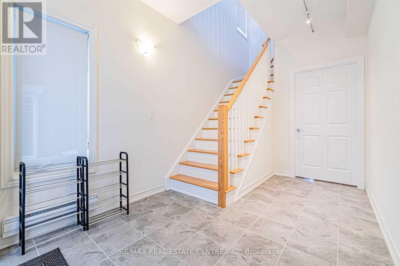 30 Sky Harbour Drive, Brampton, Ontario  L6Y 0V6 - Photo 3 - W12647188