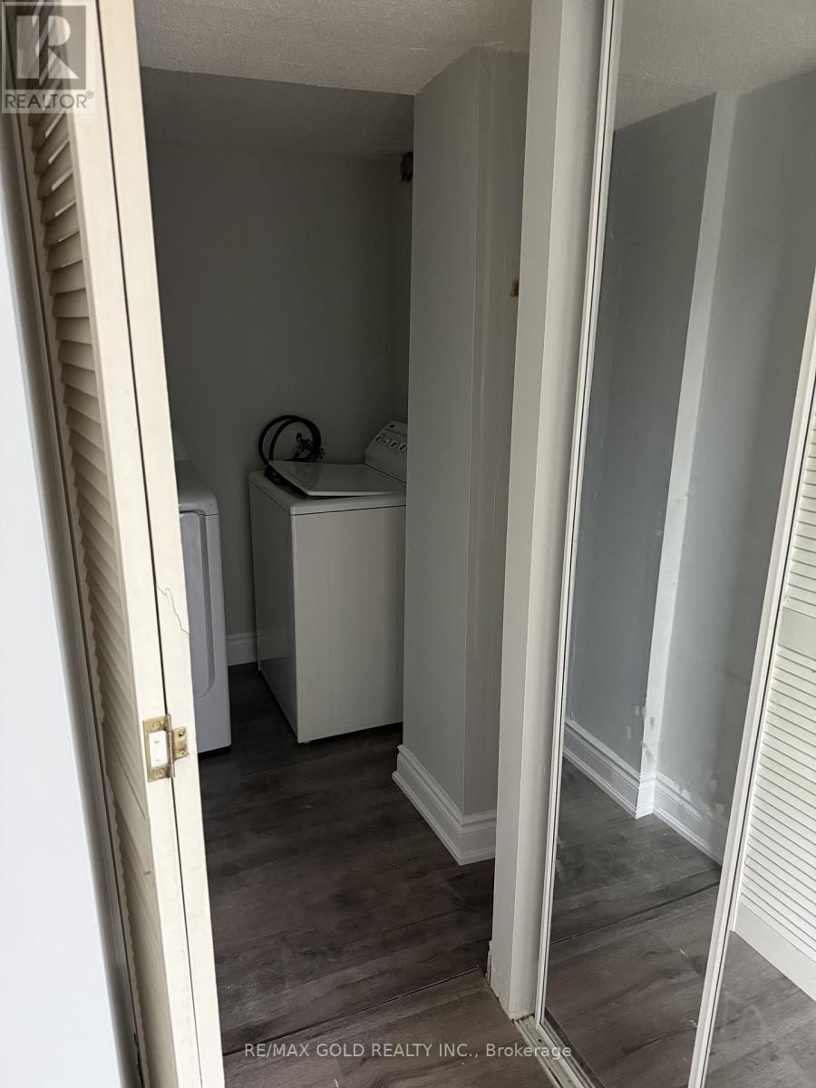 29 Hollybush Street, Brampton, Ontario  L6R 1A5 - Photo 8 - W12641492