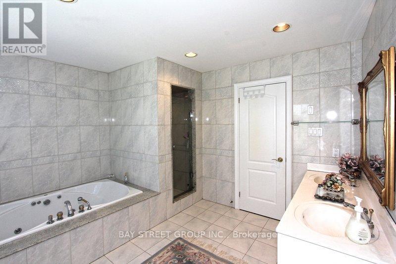 17 Dunvegan Drive, Richmond Hill, Ontario  L4C 9P8 - Photo 20 - N12645688