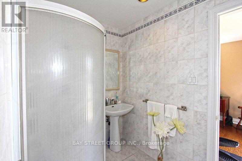 17 Dunvegan Drive, Richmond Hill, Ontario  L4C 9P8 - Photo 23 - N12645688