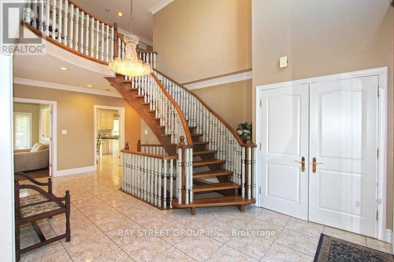 17 Dunvegan Drive, Richmond Hill, Ontario  L4C 9P8 - Photo 4 - N12645688