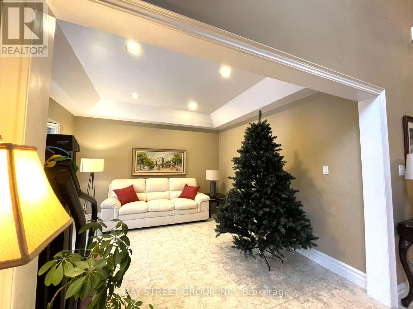 17 Dunvegan Drive, Richmond Hill, Ontario  L4C 9P8 - Photo 5 - N12645688