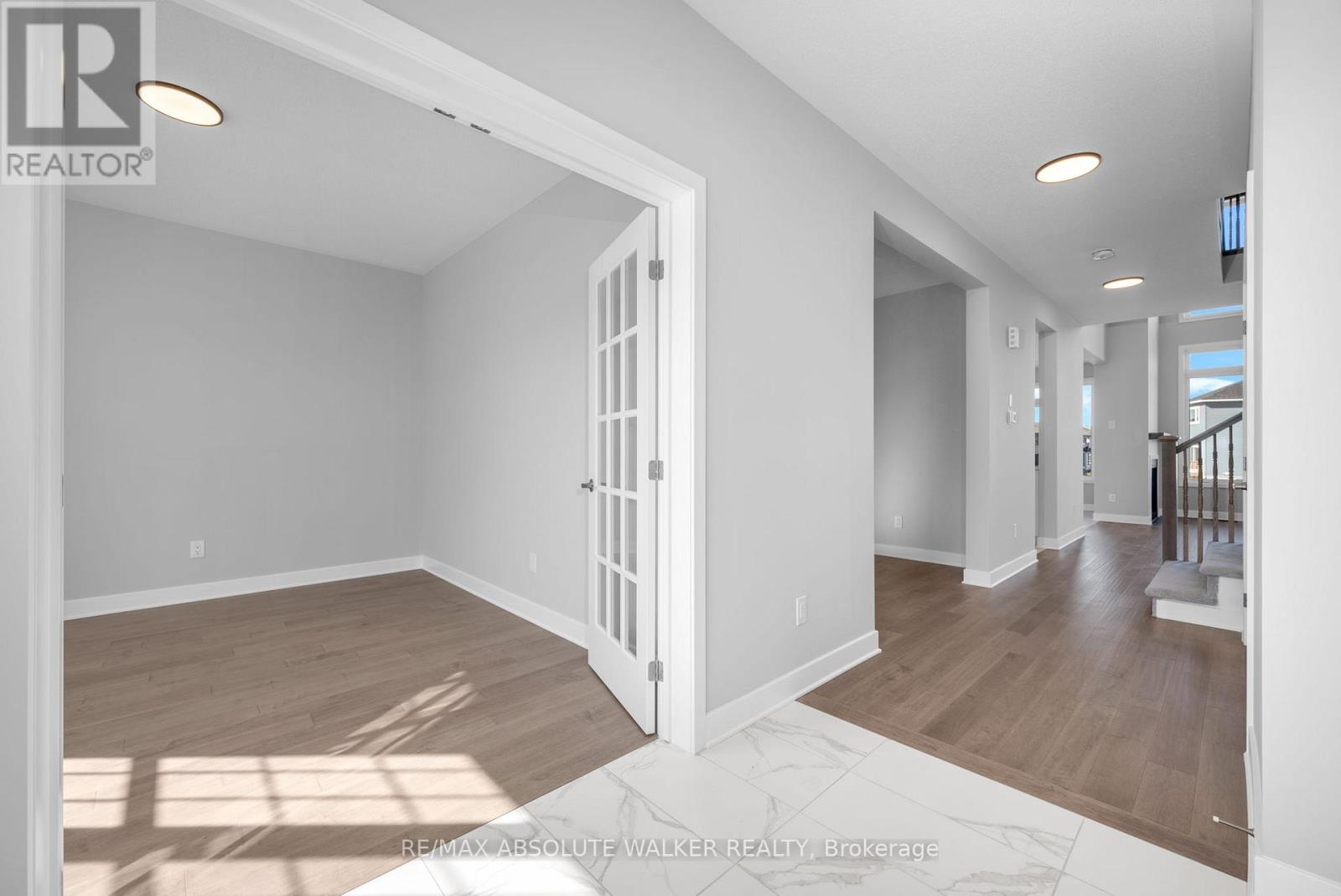 584 Paakanaak Avenue, Ottawa, Ontario  K1X 0J6 - Photo 3 - X12647232