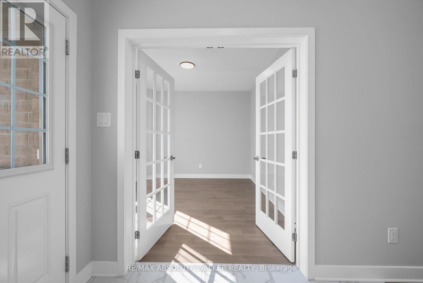 584 Paakanaak Avenue, Ottawa, Ontario  K1X 0J6 - Photo 4 - X12647232