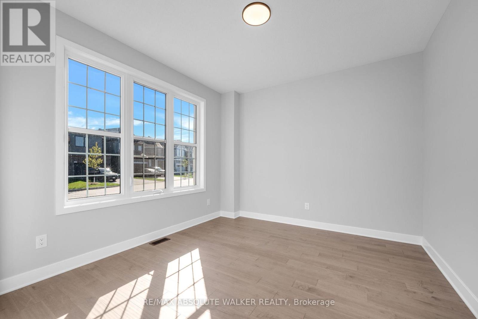 584 Paakanaak Avenue, Ottawa, Ontario  K1X 0J6 - Photo 5 - X12647232