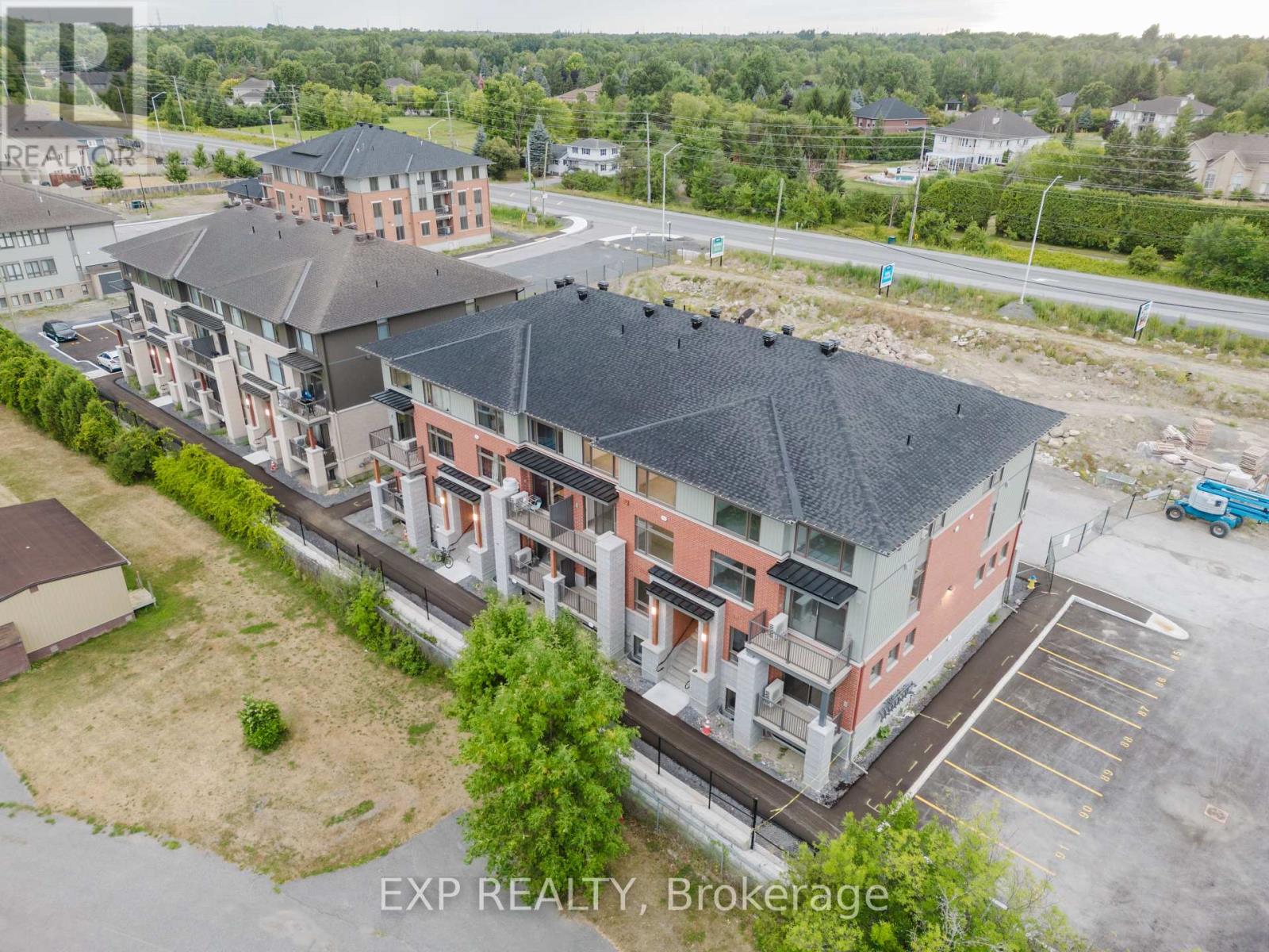 203 Silhouette Private, Ottawa, Ontario K2J 7J8 - Photo 2 - X12647244