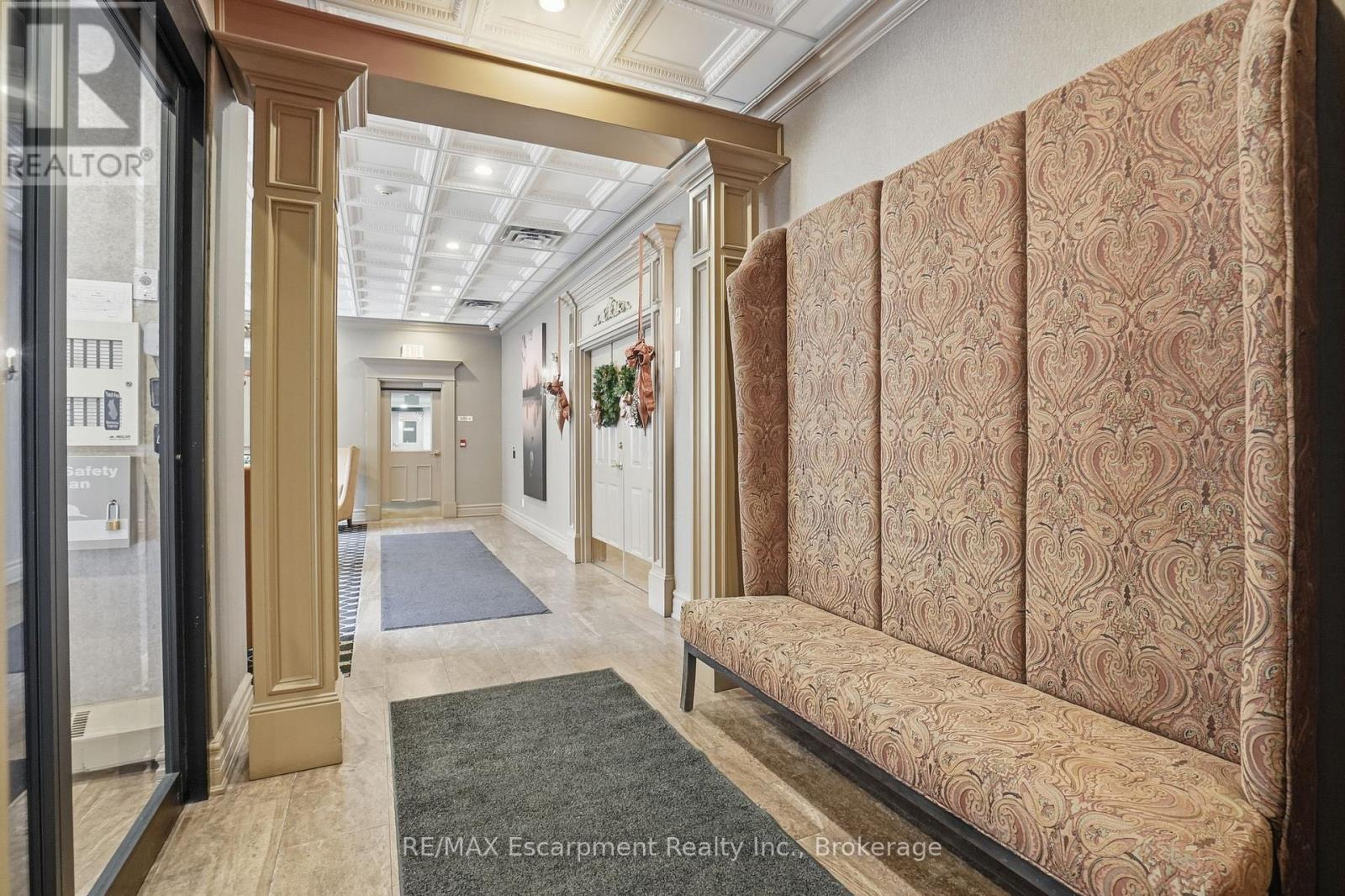 301 - 5188 Lakeshore Road, Burlington, Ontario  L7L 6P4 - Photo 3 - W12647242