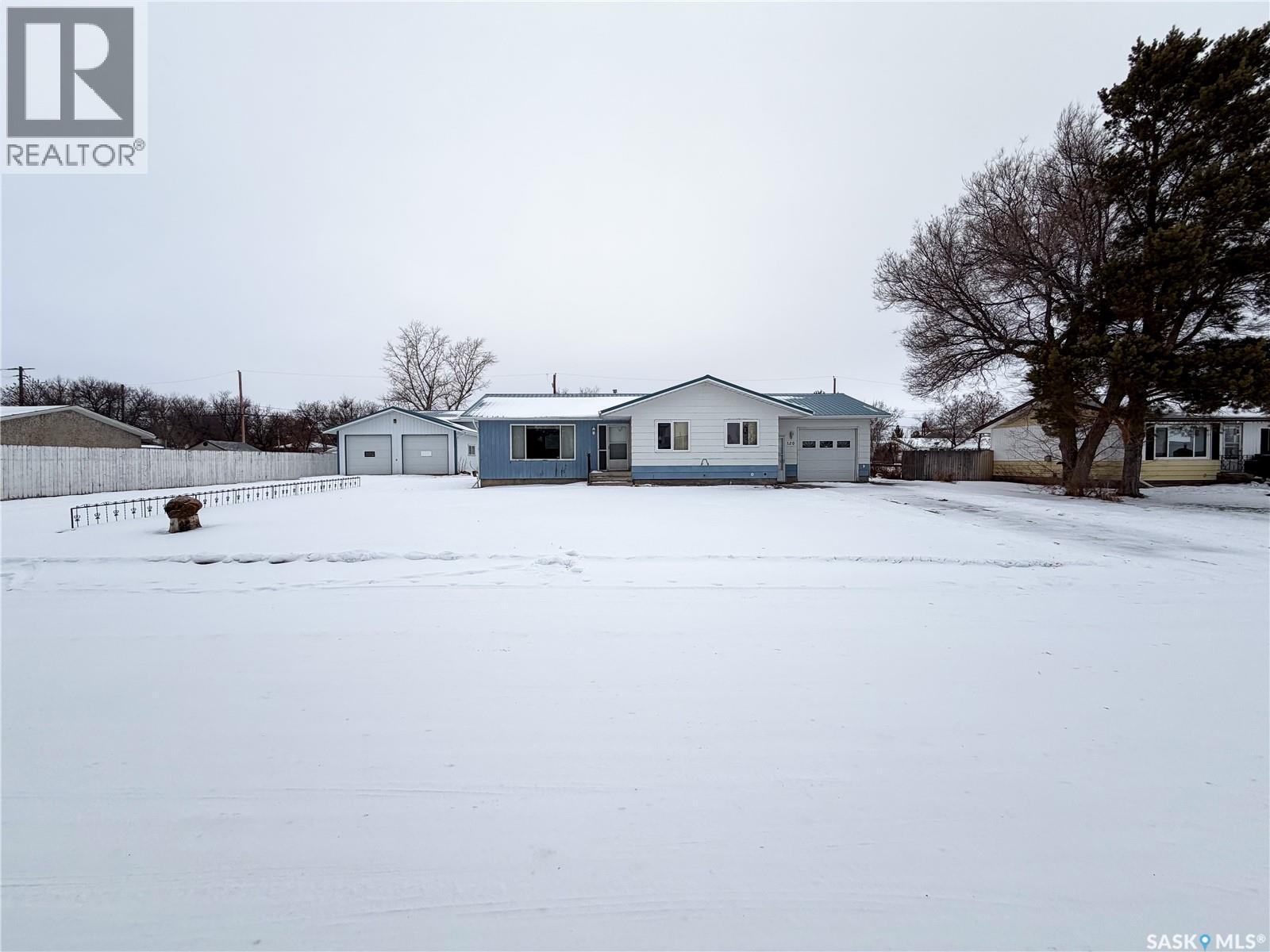 120 6th STREET E, Ponteix, Saskatchewan