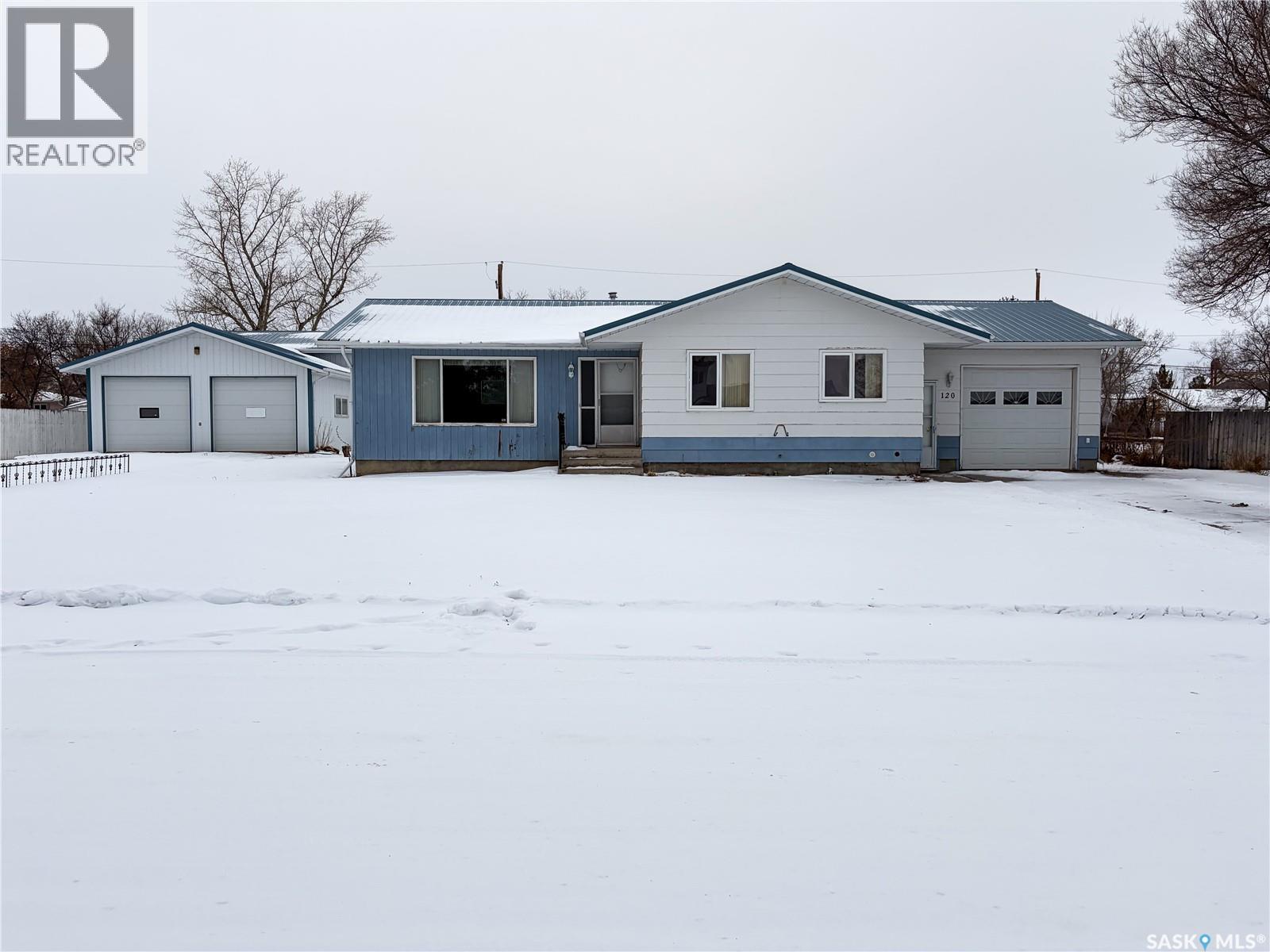 120 6th Street E, Ponteix, Saskatchewan  S0N 1Z0 - Photo 2 - SK025844