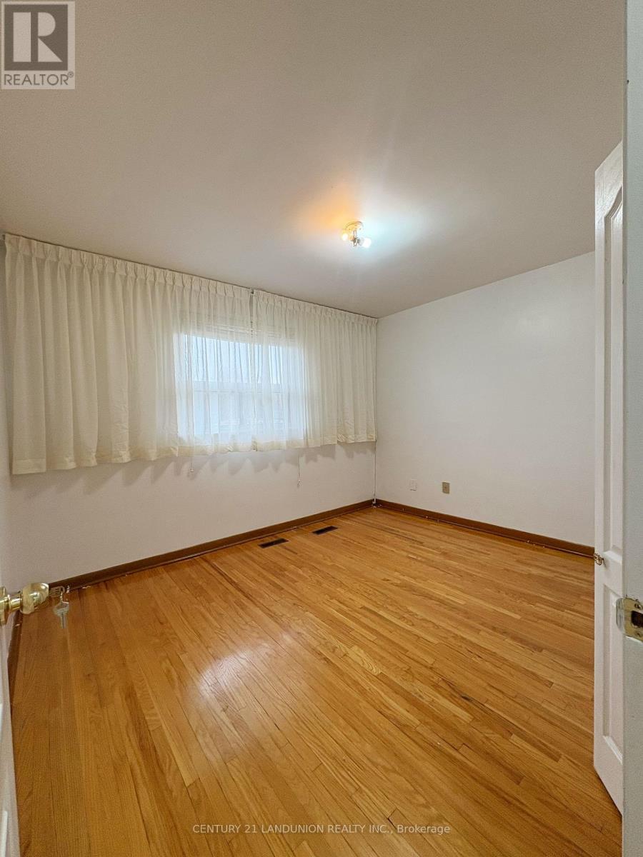 Upstair 10 Laskay Crescent, Toronto, Ontario  M3N 1P3 - Photo 4 - W12647306