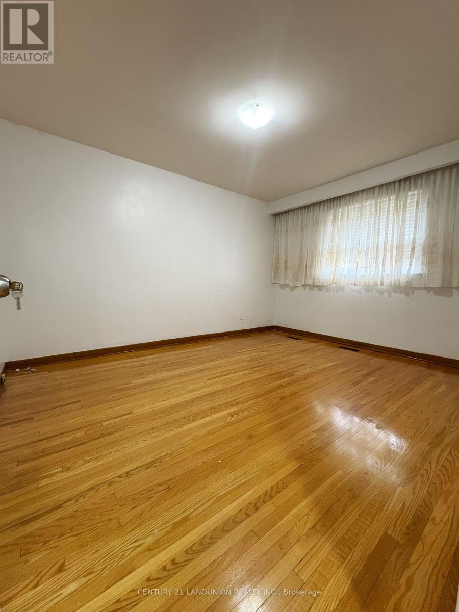 Upstair 10 Laskay Crescent, Toronto, Ontario  M3N 1P3 - Photo 5 - W12647306