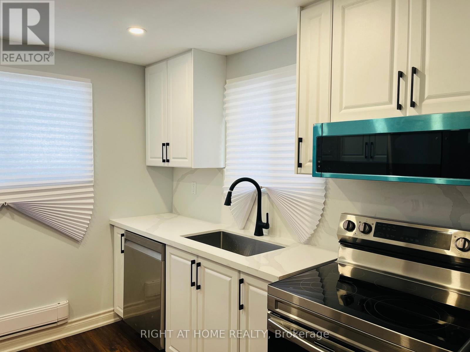 221 Hickling Trail, Barrie, Ontario  L4M 5W6 - Photo 6 - S12592102