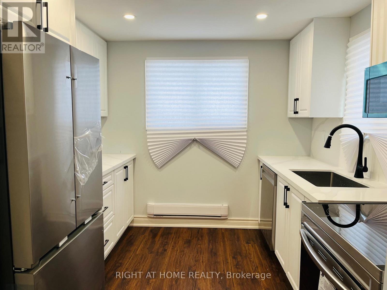 221 Hickling Trail, Barrie, Ontario  L4M 5W6 - Photo 5 - S12592102