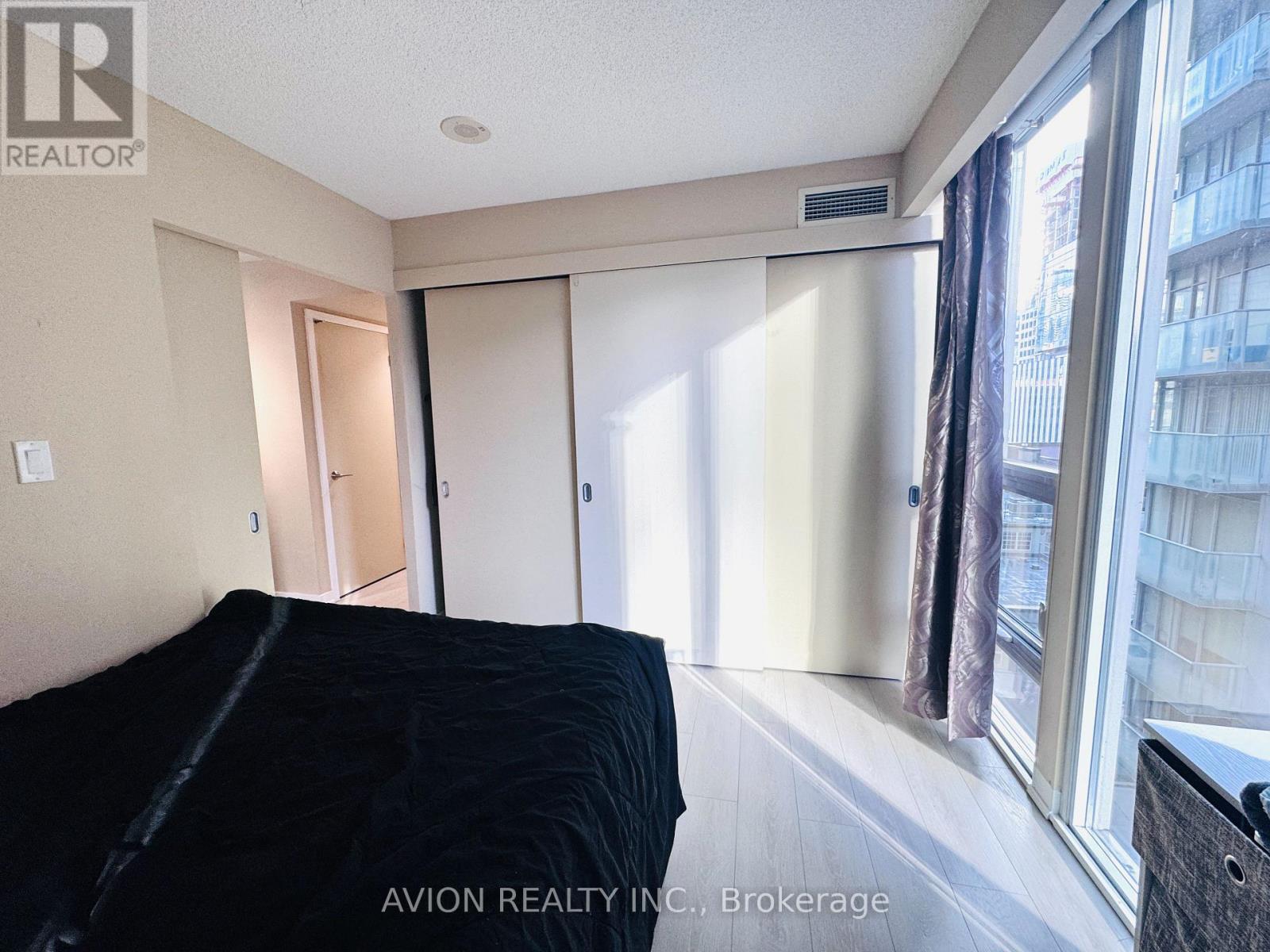 604 - 126 Simcoe Street, Toronto, Ontario  M5H 4E6 - Photo 4 - C12640062