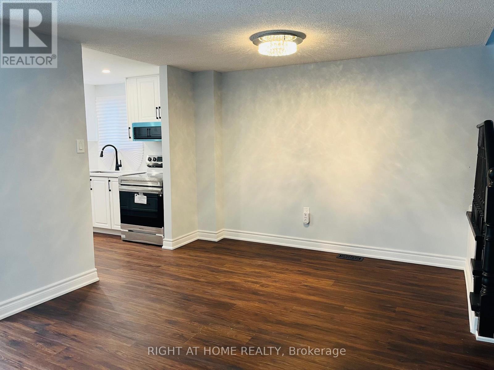 221 Hickling Trail, Barrie, Ontario  L4M 5W6 - Photo 7 - S12592102