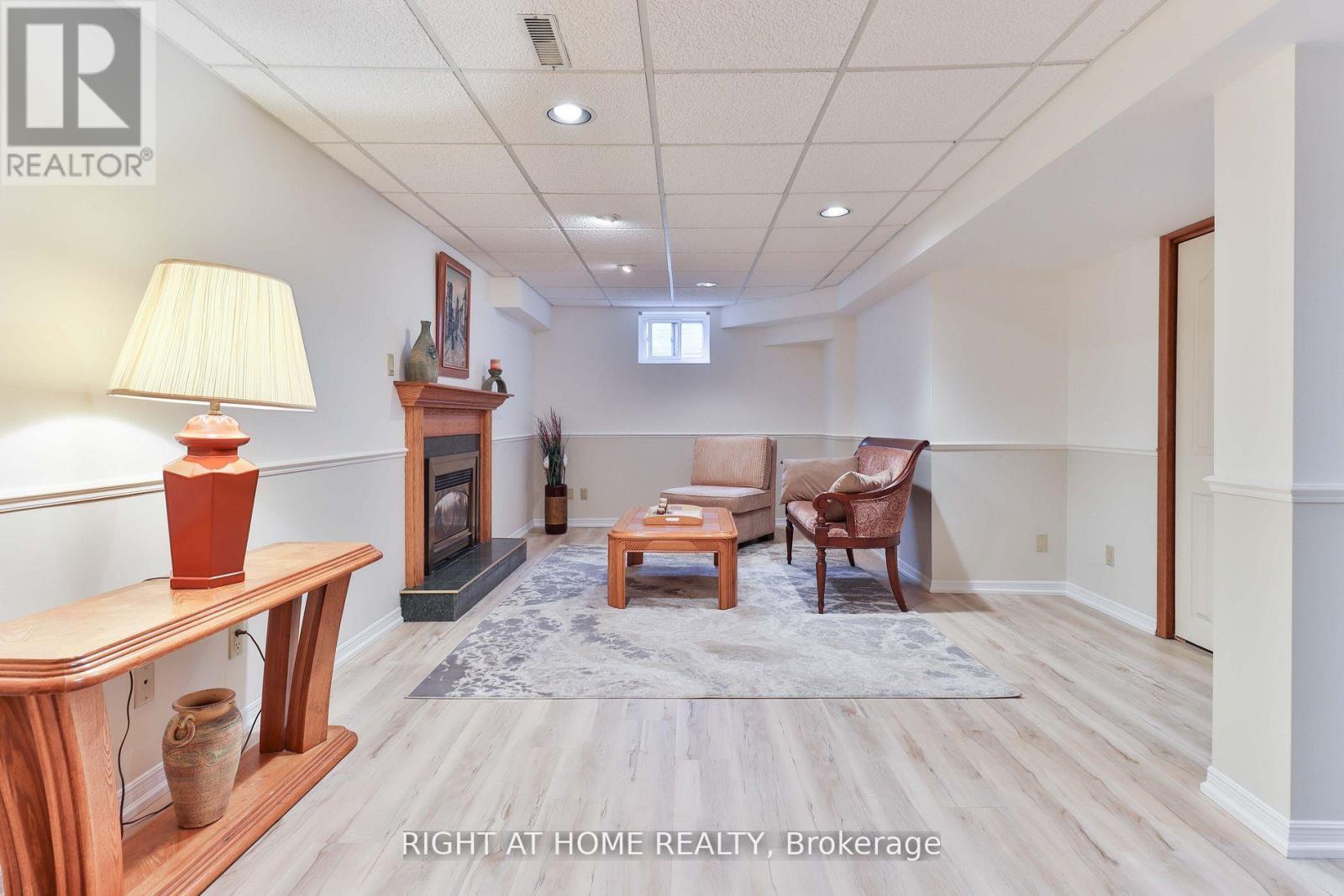 1433 Bough Beeches Boulevard, Mississauga, Ontario  L4W 3B4 - Photo 10 - W12646658