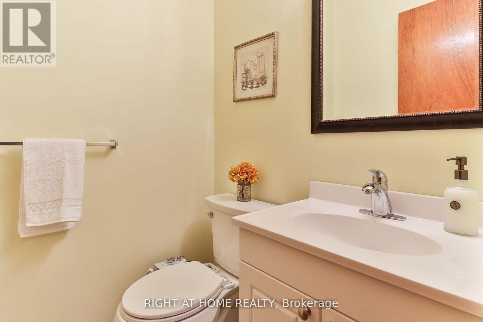 1433 Bough Beeches Boulevard, Mississauga, Ontario  L4W 3B4 - Photo 13 - W12646658