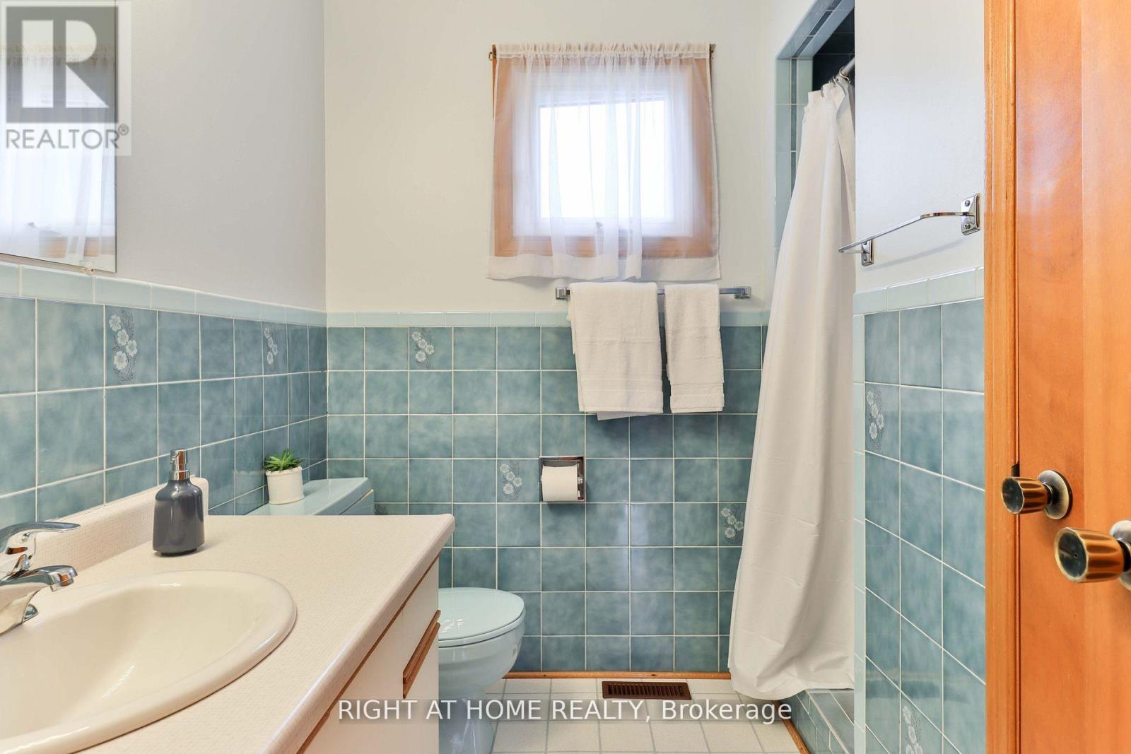 1433 Bough Beeches Boulevard, Mississauga, Ontario  L4W 3B4 - Photo 22 - W12646658