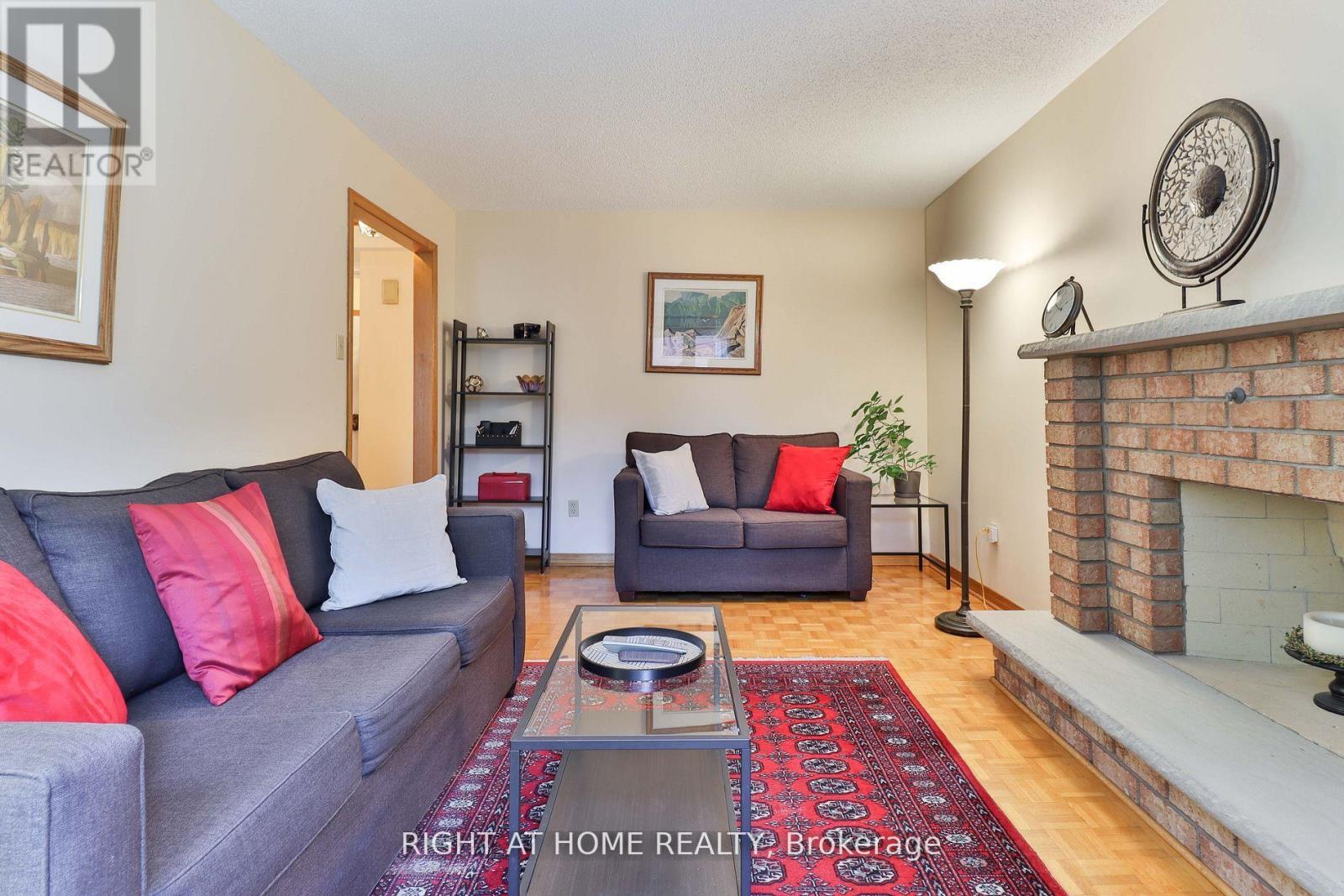 1433 Bough Beeches Boulevard, Mississauga, Ontario  L4W 3B4 - Photo 3 - W12646658