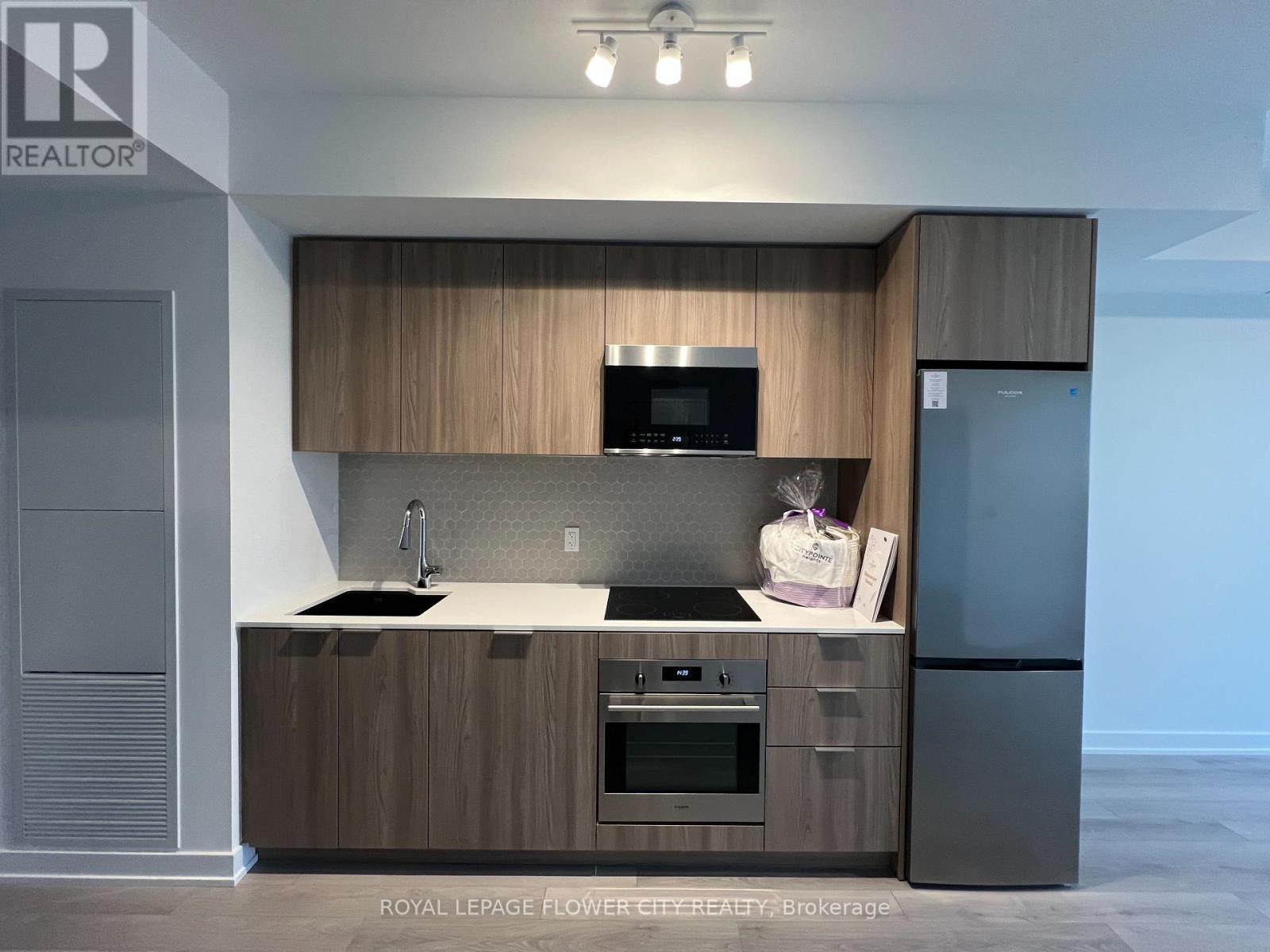 724 - 15 Skyridge Drive, Brampton, Ontario  L6P 4S3 - Photo 6 - W12646926