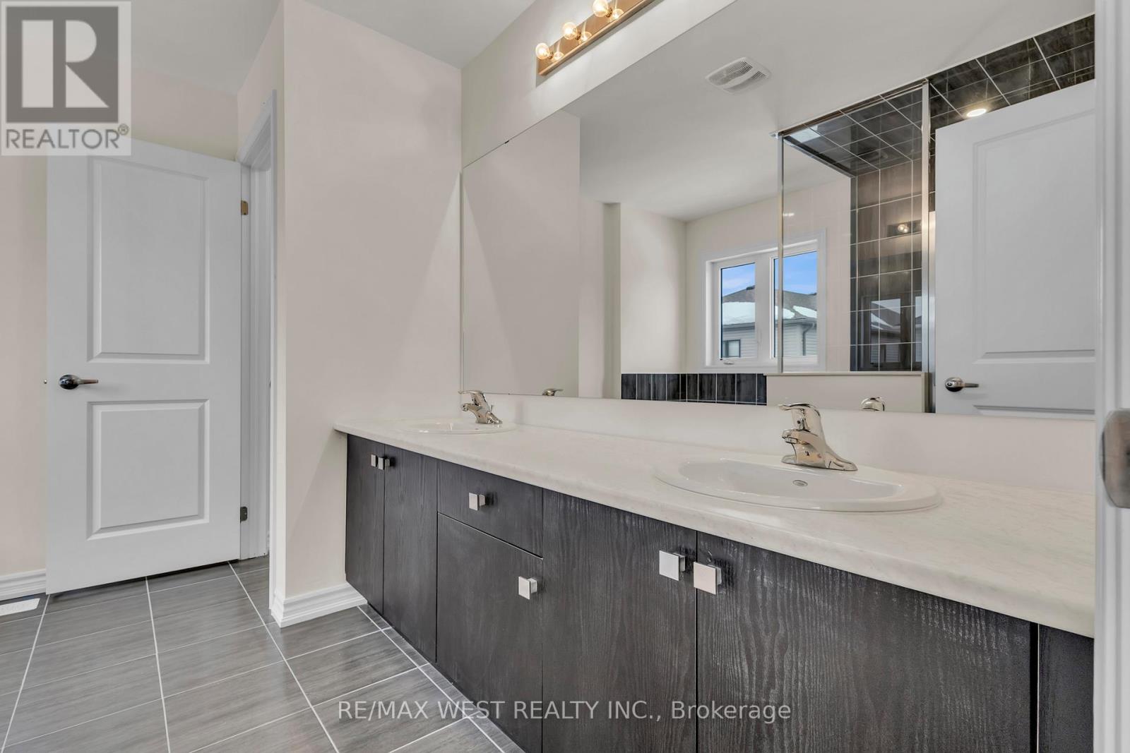 195 Terry Fox Drive, Barrie, Ontario  L9J 0C4 - Photo 15 - S12646896