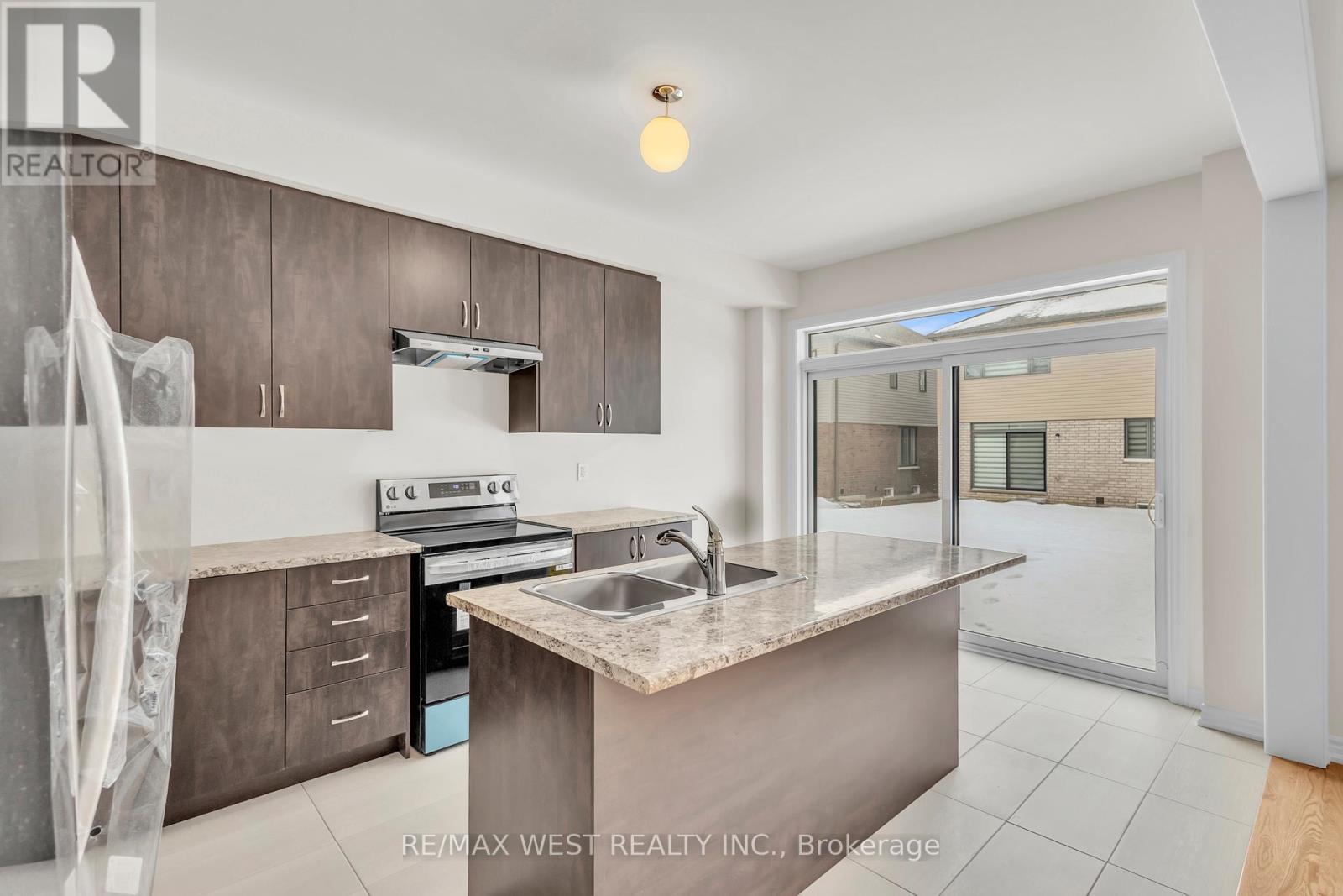 195 Terry Fox Drive, Barrie, Ontario  L9J 0C4 - Photo 9 - S12646896