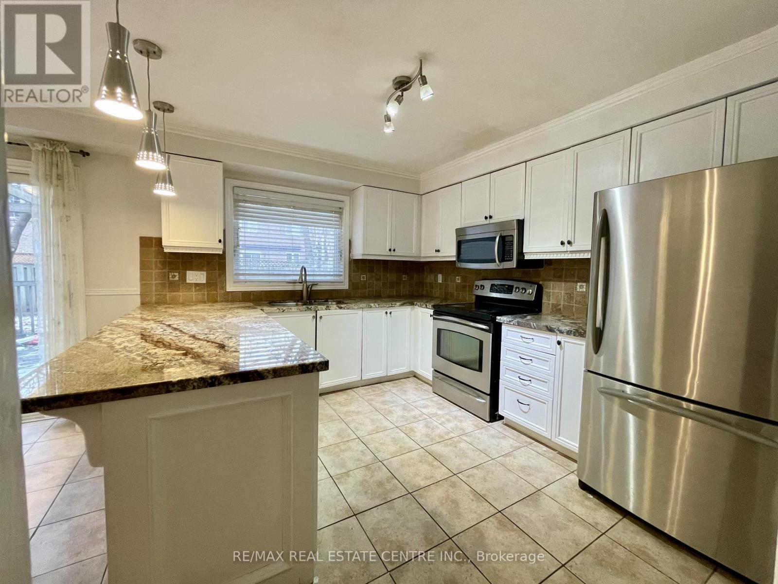 3216 Dovetail Mews, Mississauga, Ontario  L5L 5K3 - Photo 11 - W12647440