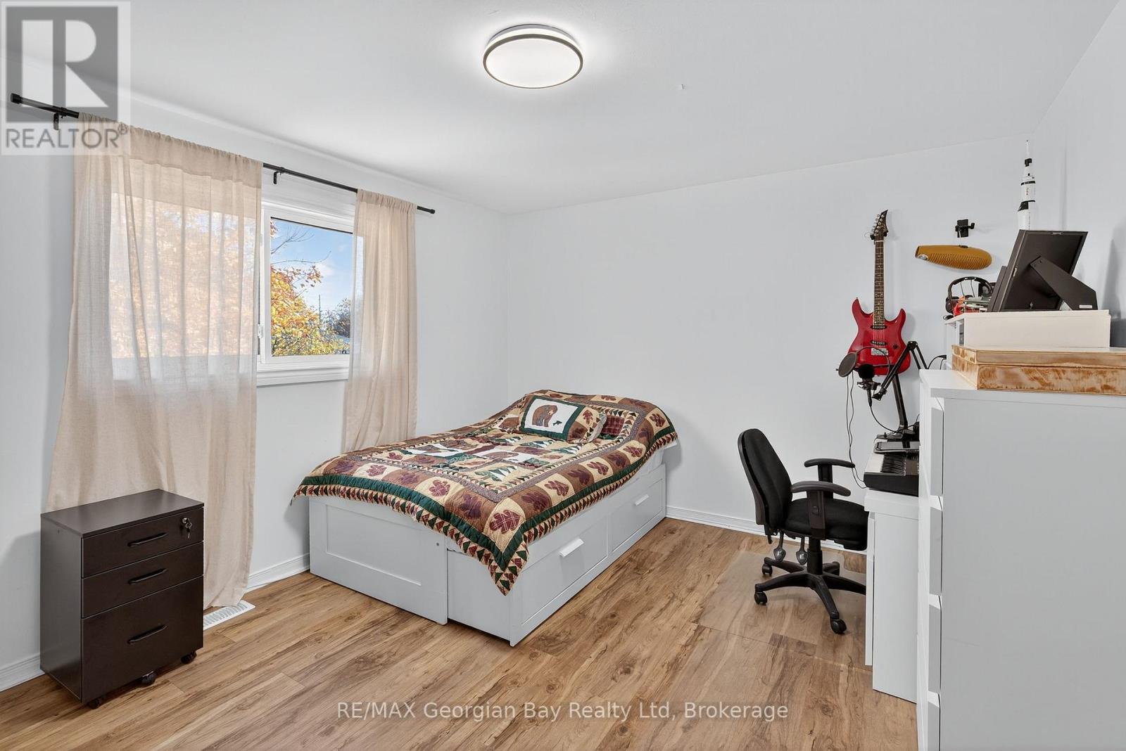 15 Lorne Avenue, Penetanguishene, Ontario  L9M 1B1 - Photo 10 - S12504148