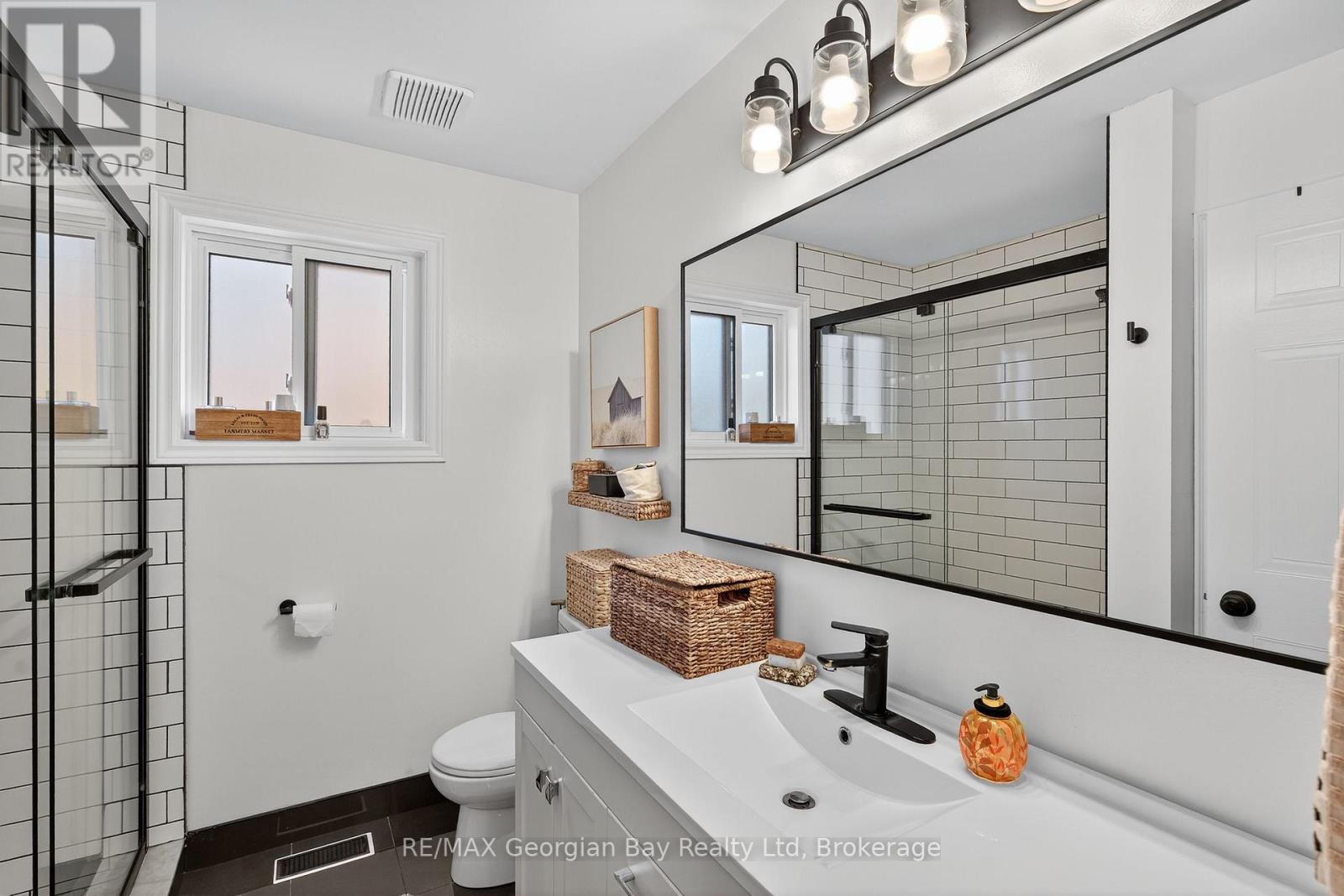 15 Lorne Avenue, Penetanguishene, Ontario  L9M 1B1 - Photo 12 - S12504148