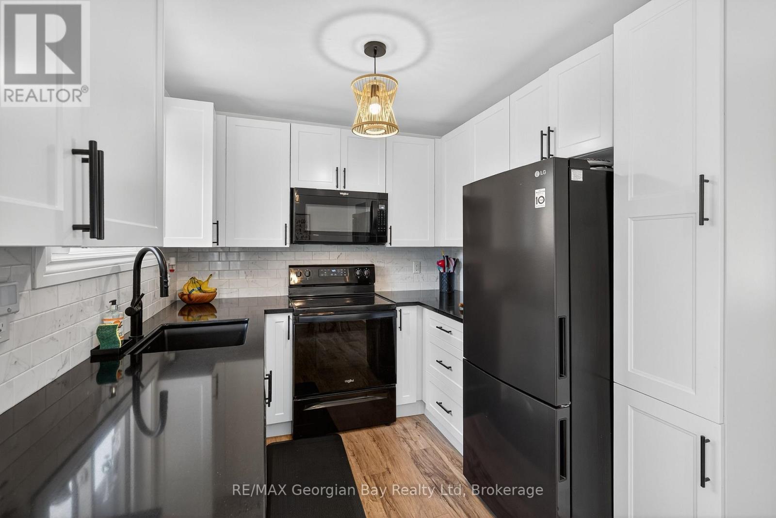 15 Lorne Avenue, Penetanguishene, Ontario  L9M 1B1 - Photo 21 - S12504148