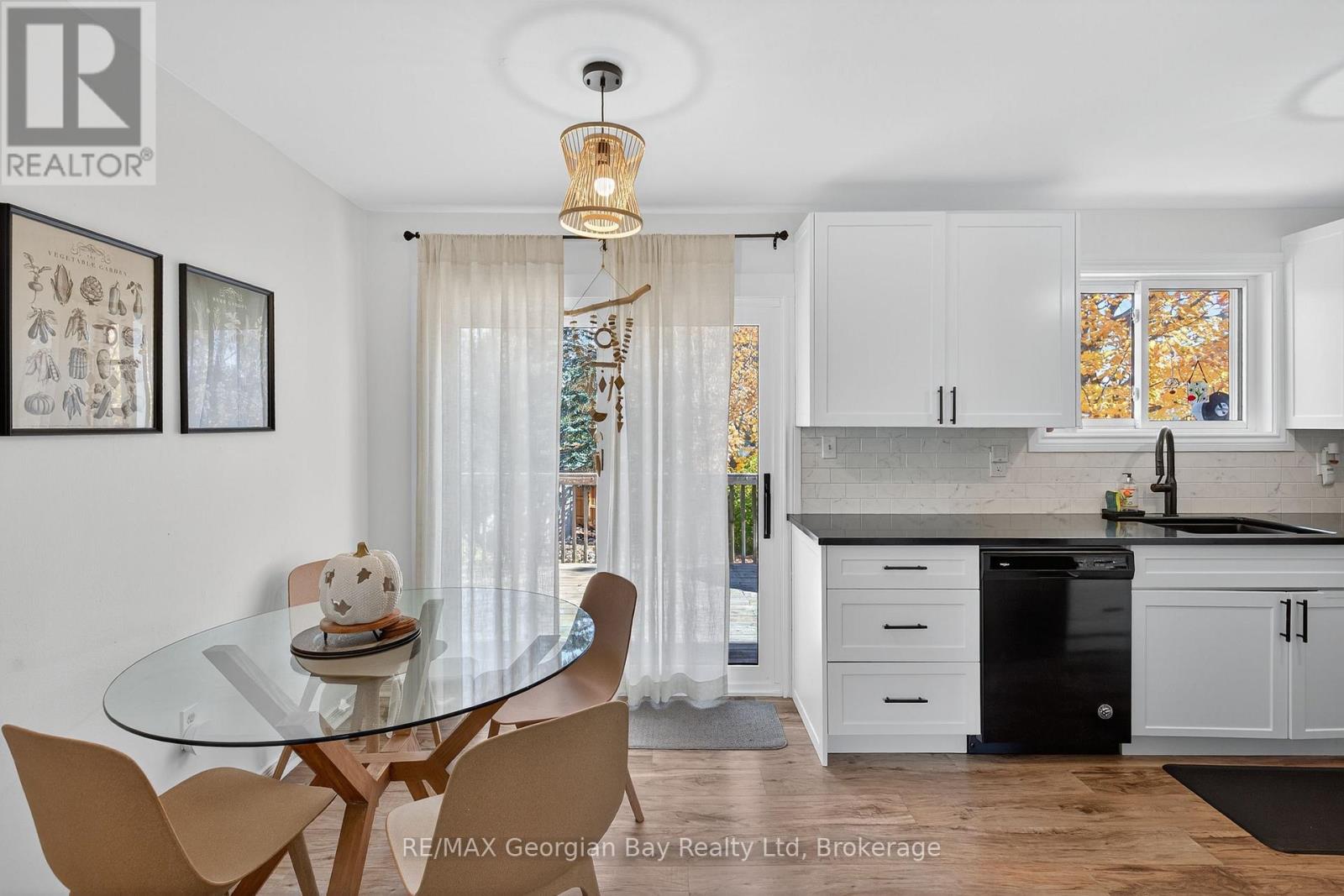 15 Lorne Avenue, Penetanguishene, Ontario  L9M 1B1 - Photo 18 - S12504148