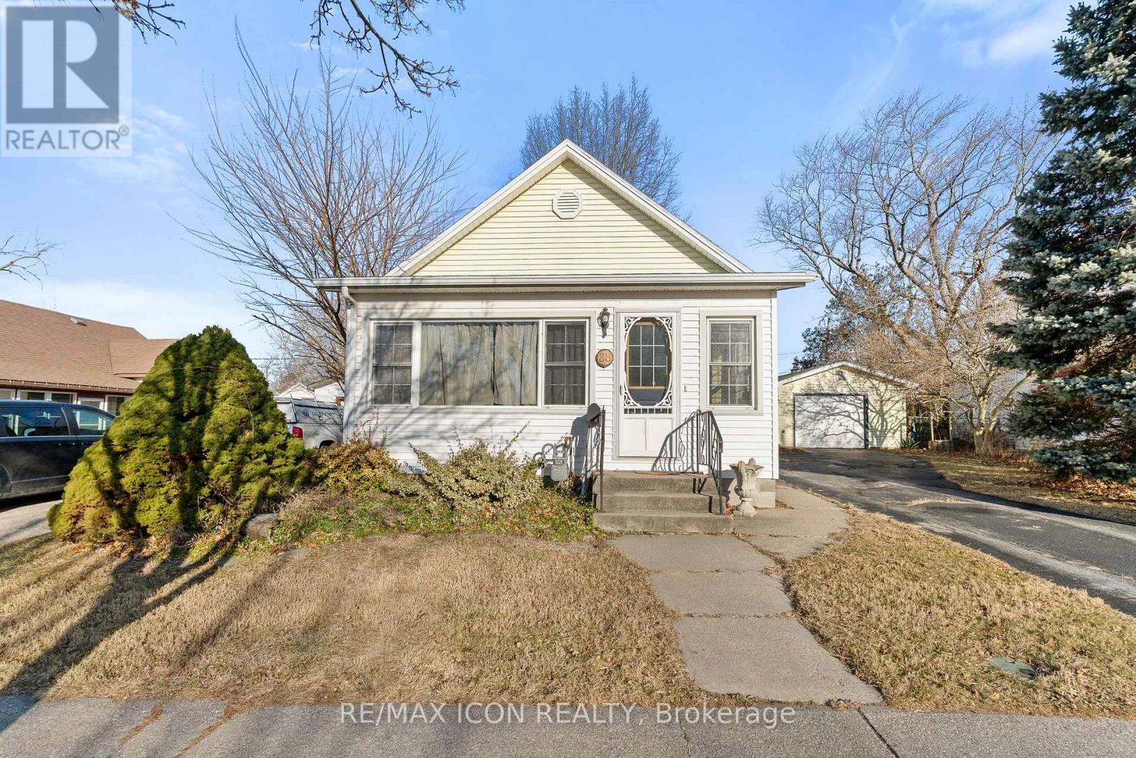 38 Myrtle Street, Kingsville, Ontario  N9Y 1M3 - Photo 3 - X12647520