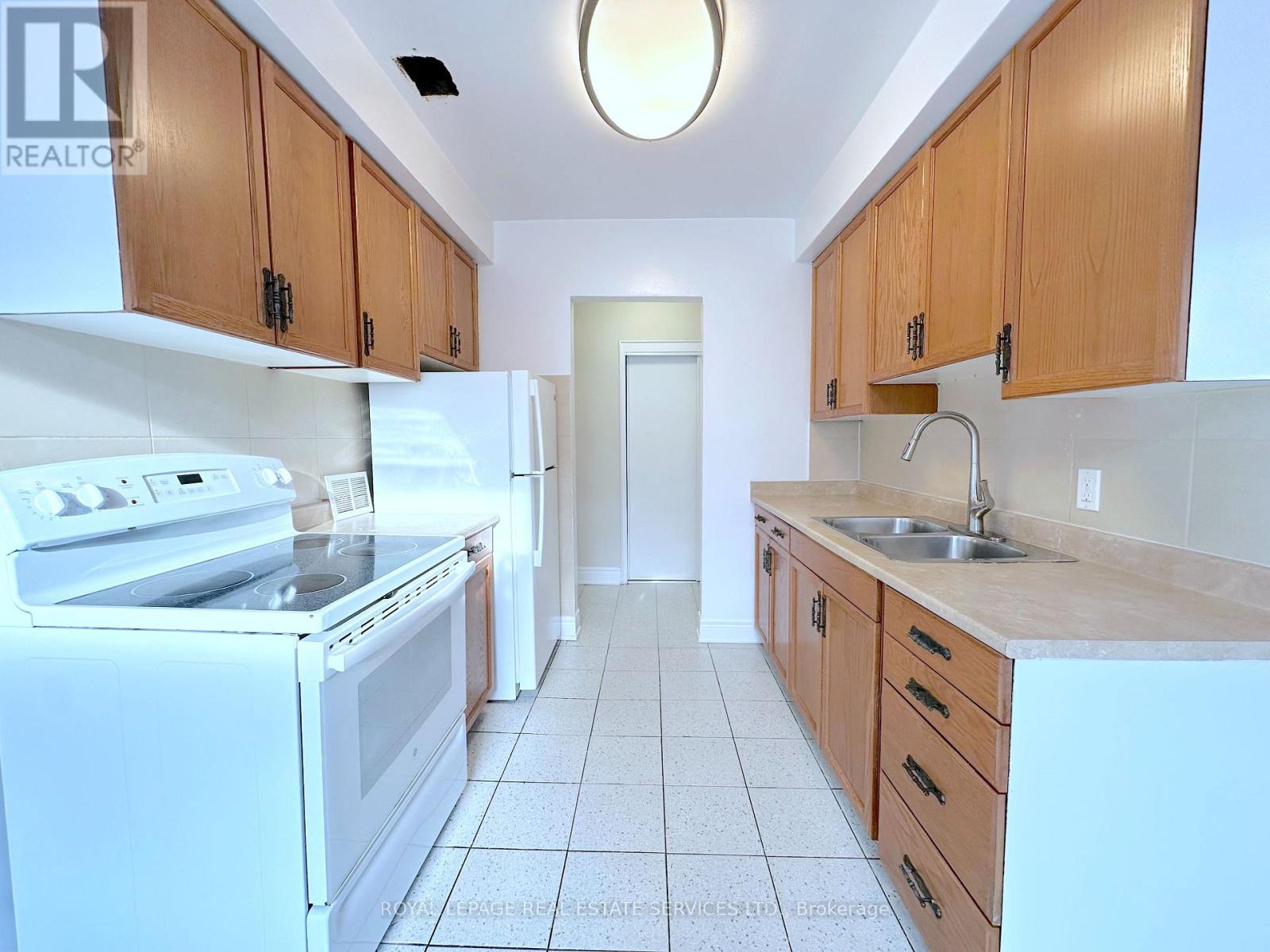 8 - 104 Rajah Street, Toronto, Ontario  M6A 2J3 - Photo 5 - C12647510