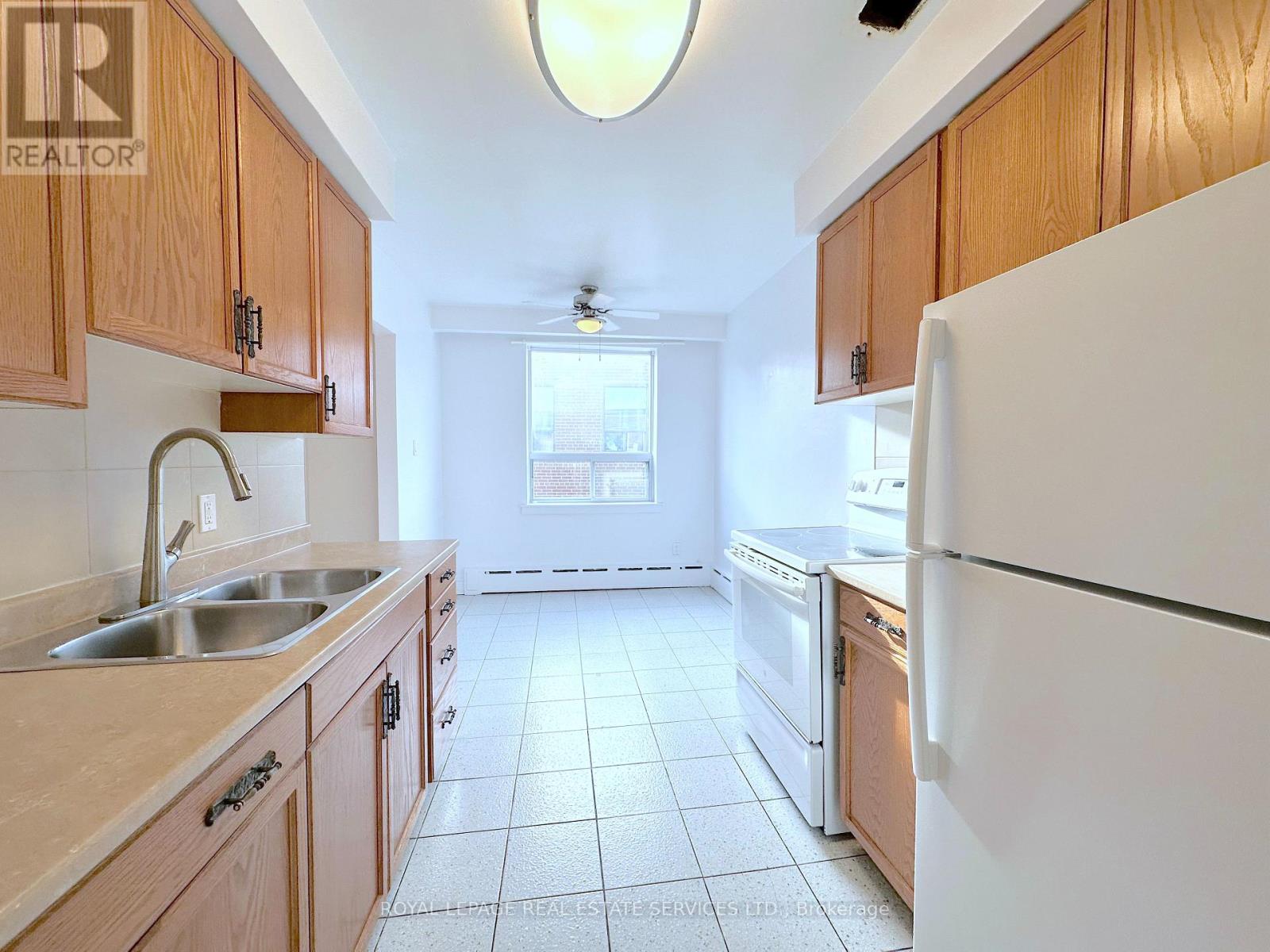 8 - 104 Rajah Street, Toronto, Ontario  M6A 2J3 - Photo 6 - C12647510