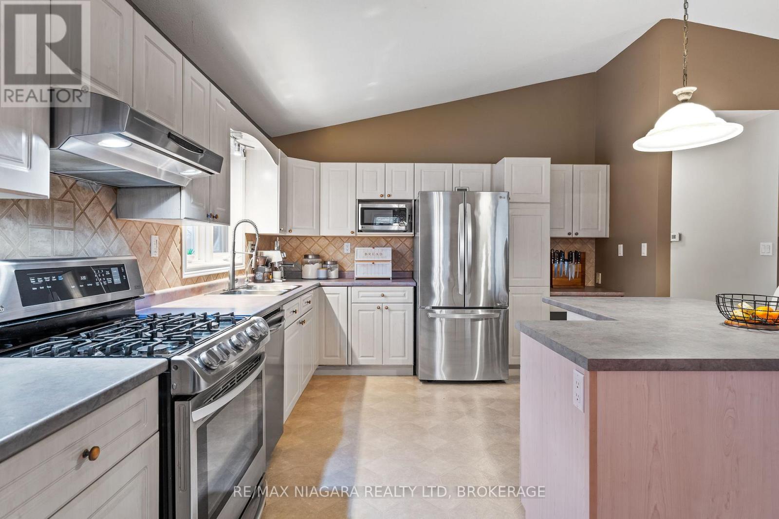 272 Steele Street, Port Colborne, Ontario  L3K 4X8 - Photo 11 - X12647656