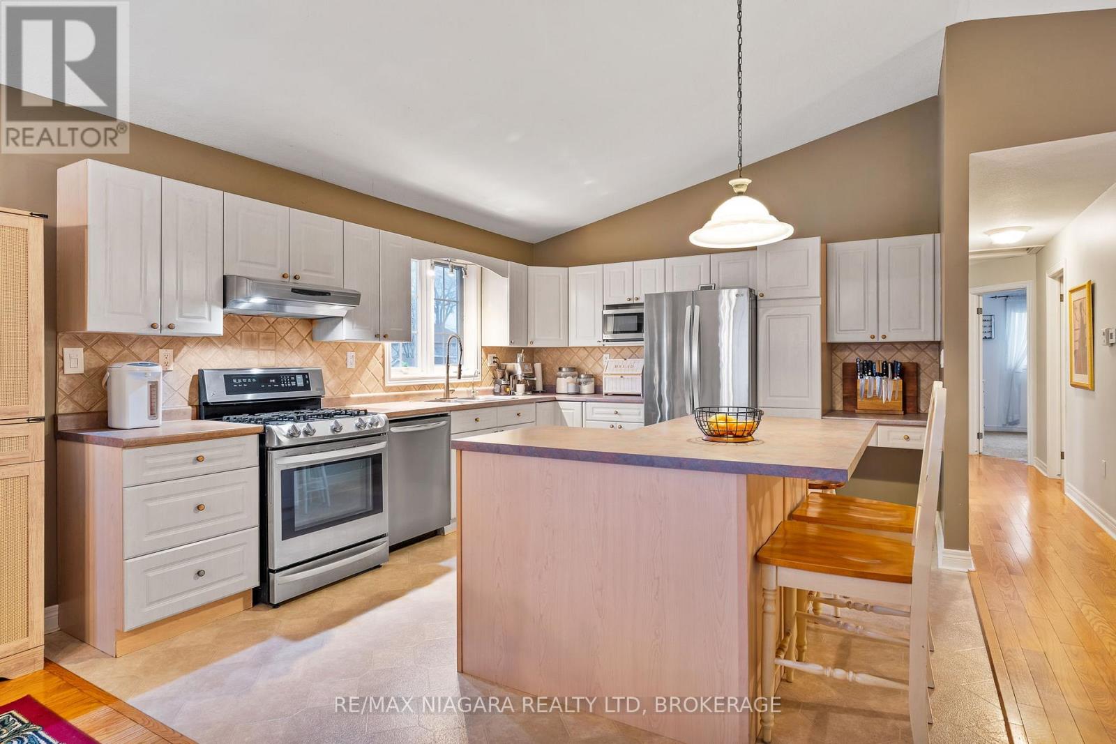 272 Steele Street, Port Colborne, Ontario  L3K 4X8 - Photo 9 - X12647656