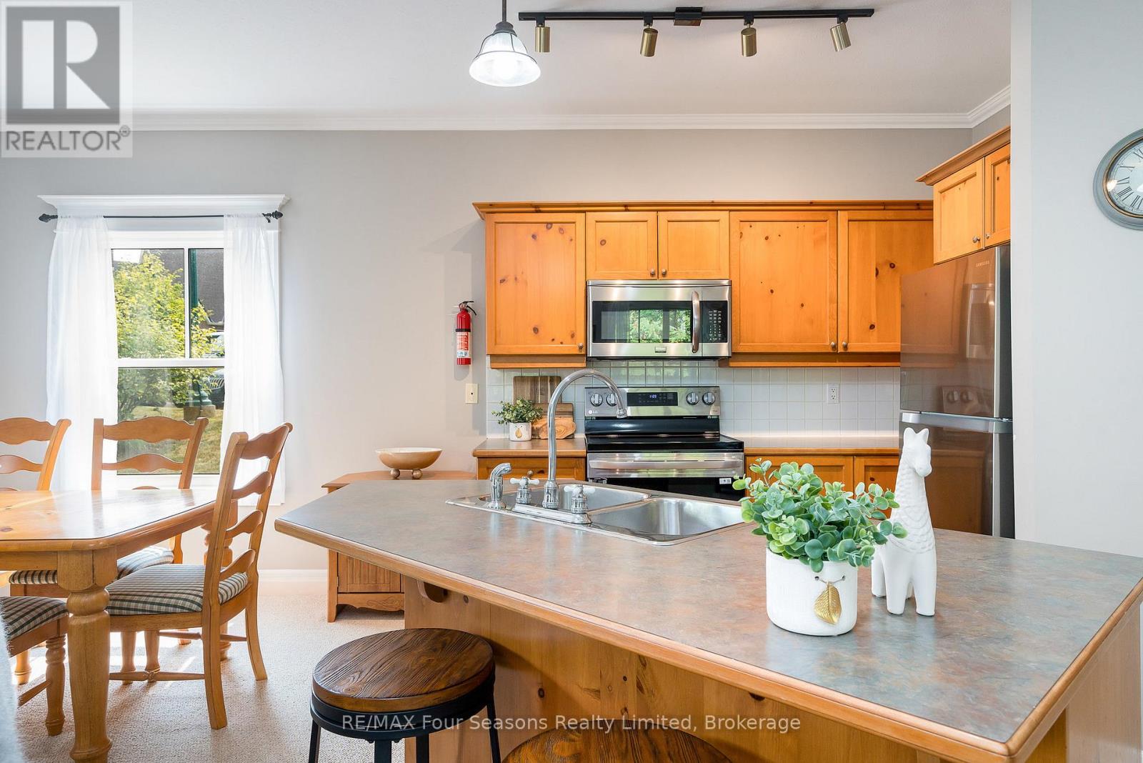 114 - 184 Snowbridge Way, Blue Mountains, Ontario  L9Y 0V1 - Photo 6 - X12647642