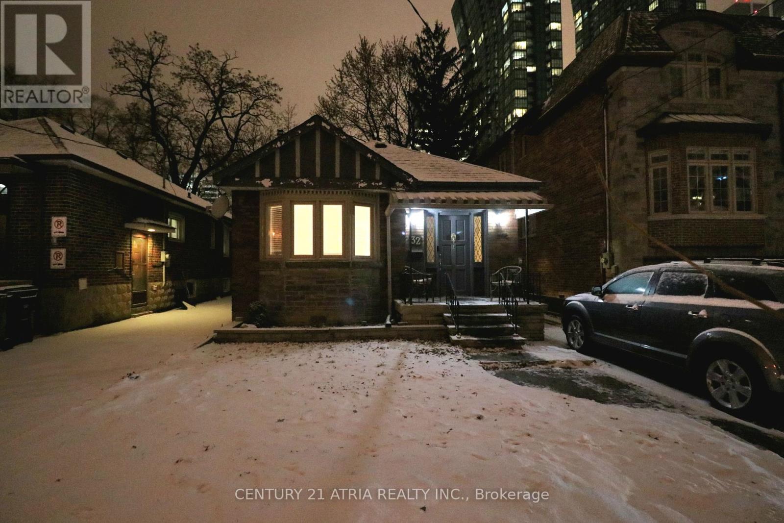 32 JOHNSTON AVENUE, Toronto, Ontario