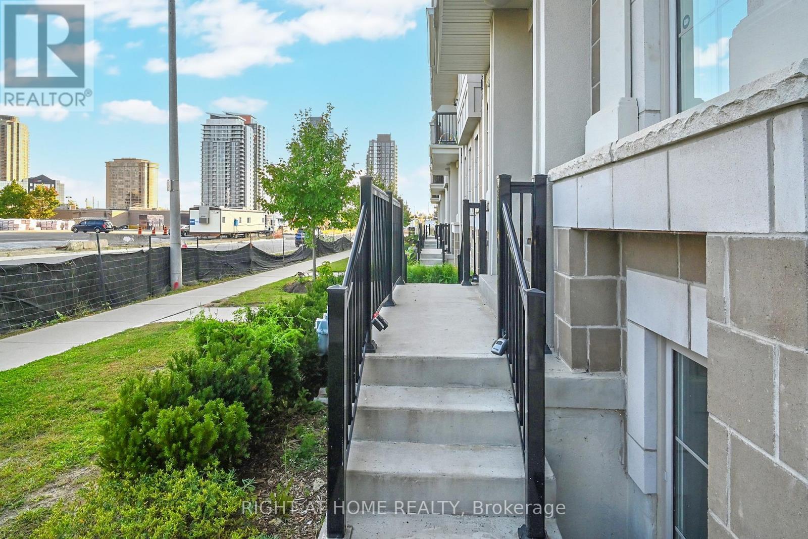 32 - 81 Armdale Road, Mississauga, Ontario  L4Z 0A6 - Photo 3 - W12647660