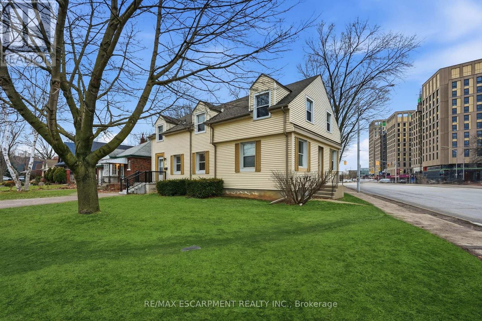 2 GARY AVENUE, Hamilton, Ontario