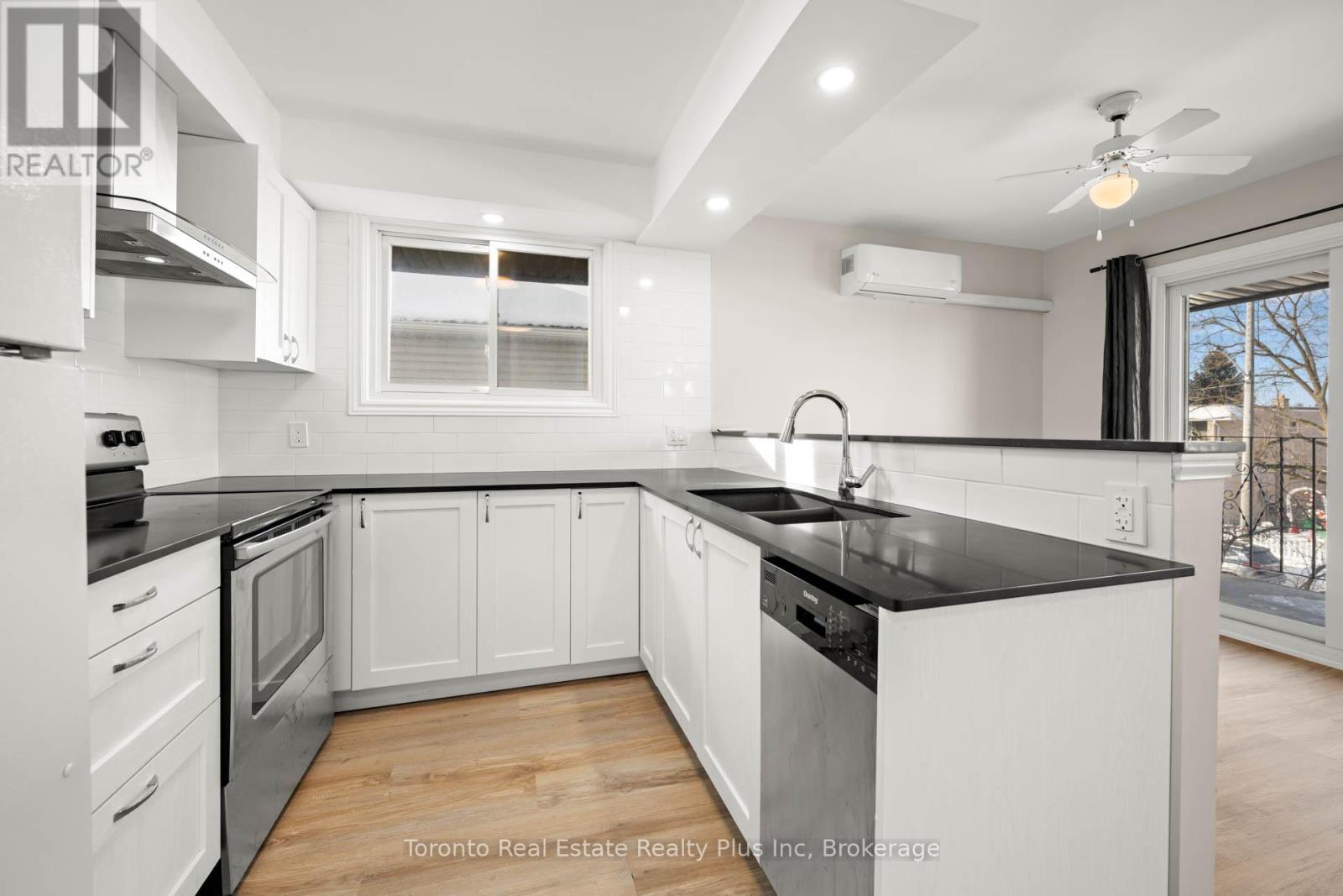 77 Second Avenue, Kitchener, Ontario  N2C 1N4 - Photo 10 - X12647678